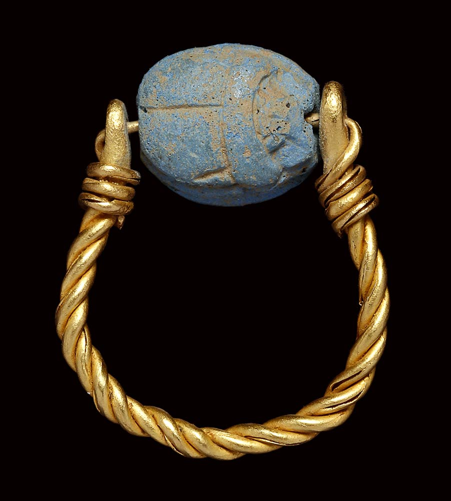 A phoenician blue glass paste scarab intaglio, mounted on an ancient gold ring. Quadrupede - Image 4 of 4