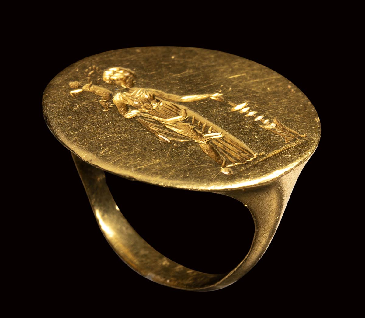 A very fine early Hellenistic gold ring with engraved bezel. Aphrodite and Eros. - Image 7 of 9