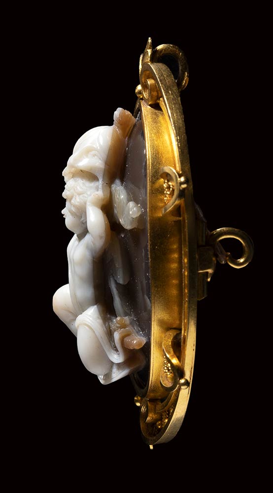 A very fine agate cameo by G.A. Girardet, set in a gold brooch. Eros with a Panoplia. - Image 5 of 5