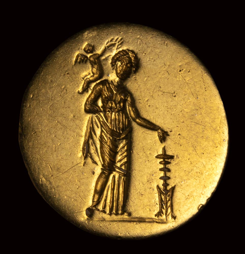 A very fine early Hellenistic gold ring with engraved bezel. Aphrodite and Eros. - Image 8 of 9