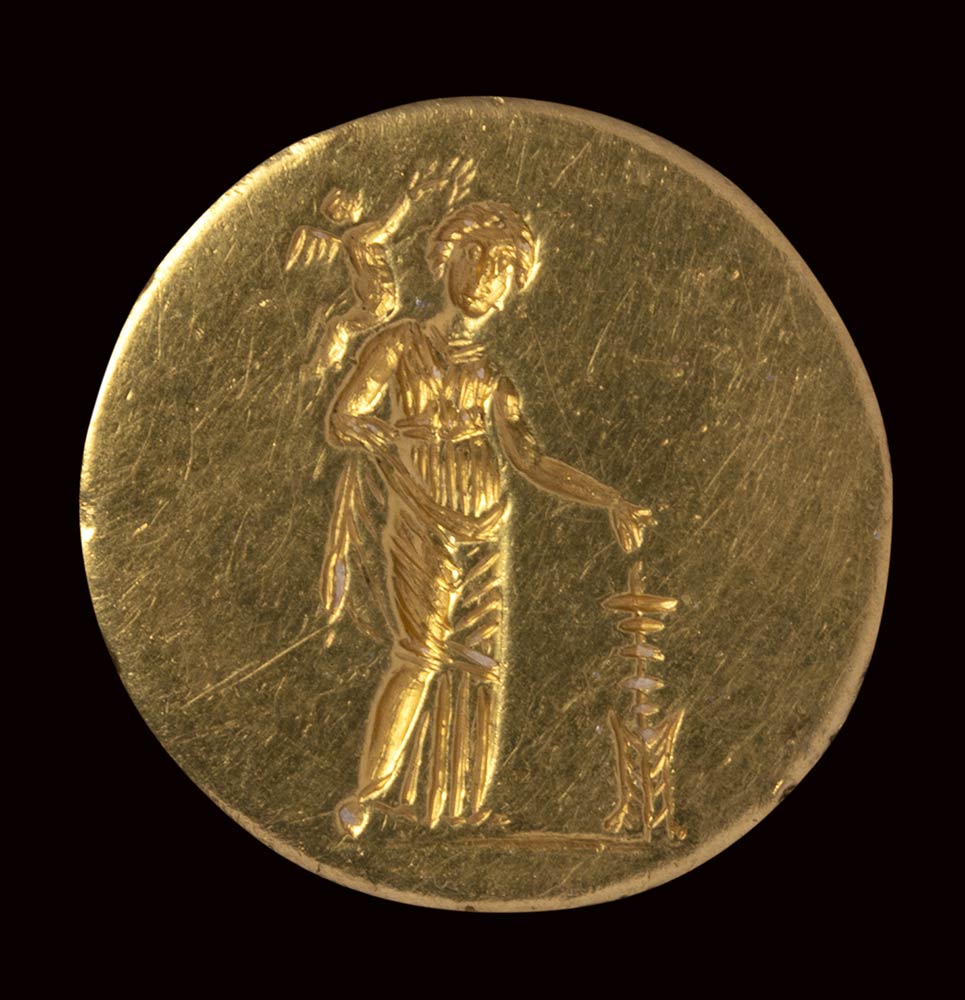 A very fine early Hellenistic gold ring with engraved bezel. Aphrodite and Eros. - Image 9 of 9