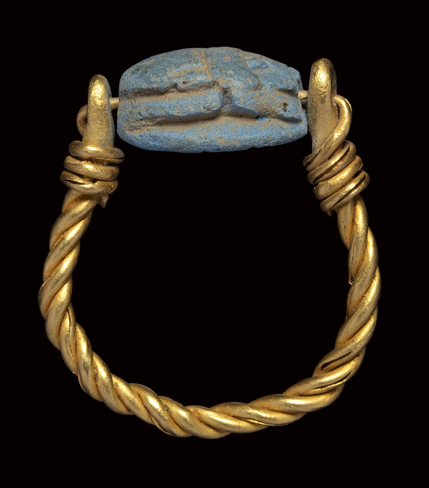 A phoenician blue glass paste scarab intaglio, mounted on an ancient gold ring. Quadrupede - Image 3 of 4