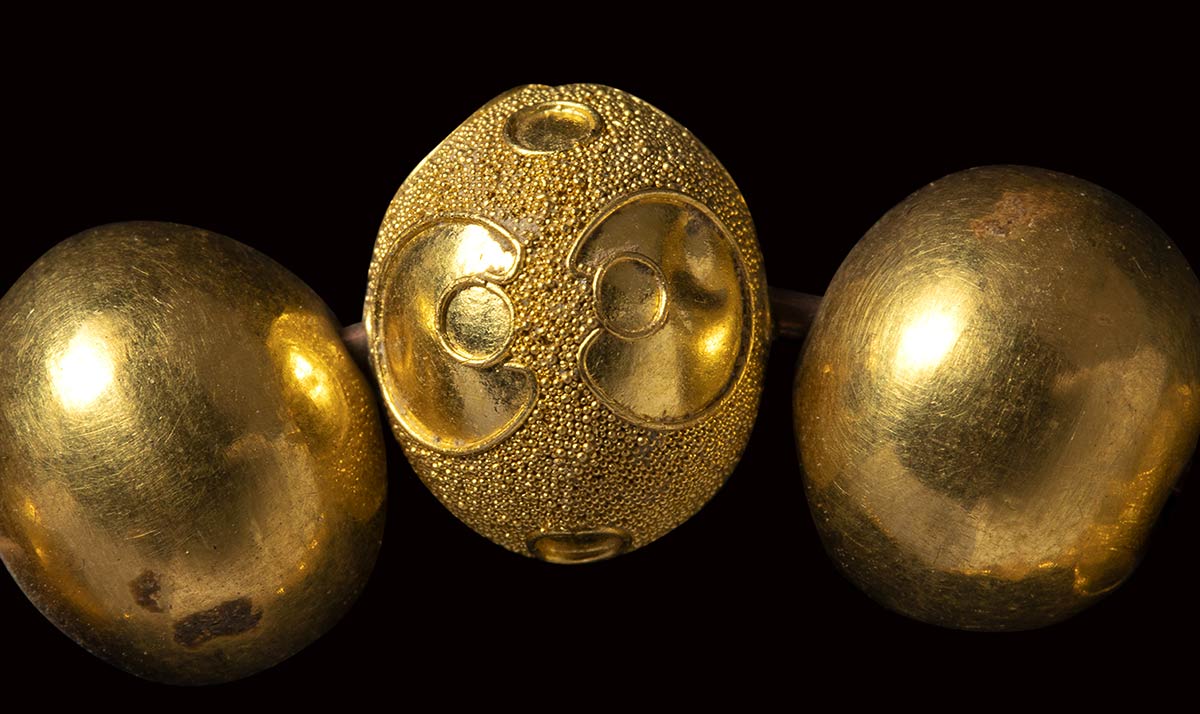 A group of 19 etruscan gold beads. - Image 3 of 3