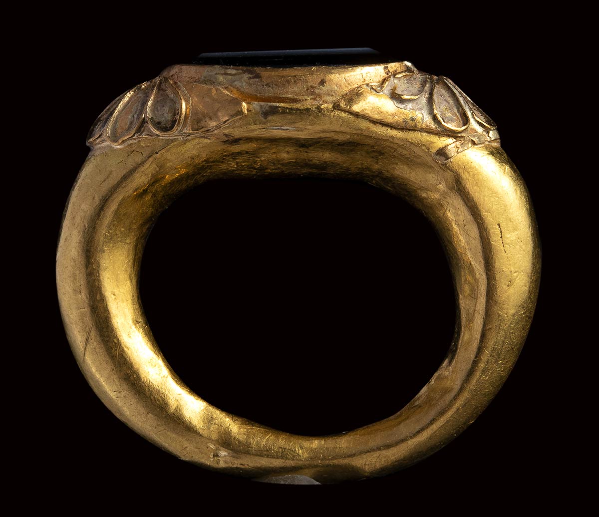 A roman nicolo intaglio set in an etruscan gold ring. Bull. - Image 3 of 4