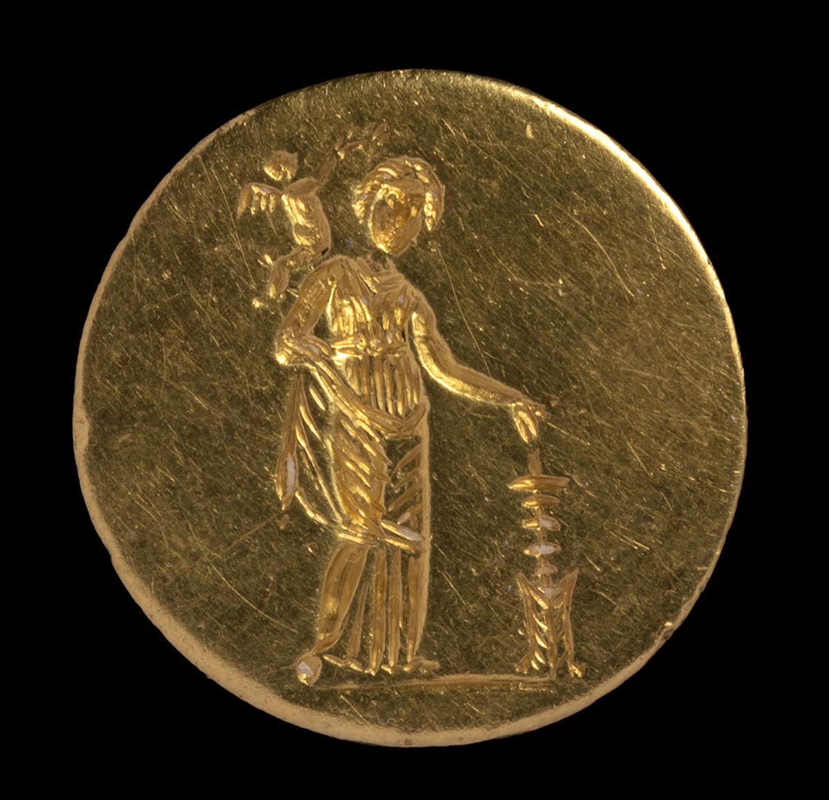 A very fine early Hellenistic gold ring with engraved bezel. Aphrodite and Eros. - Image 2 of 9