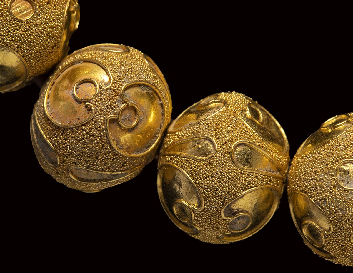 A group of 19 etruscan gold beads. - Image 2 of 3