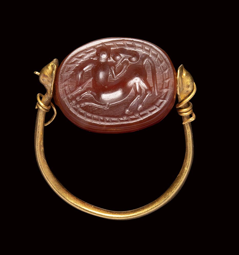 An etruscan carnelian scarab intaglio mounted on an ancient gold ring. Centaur. - Image 5 of 5