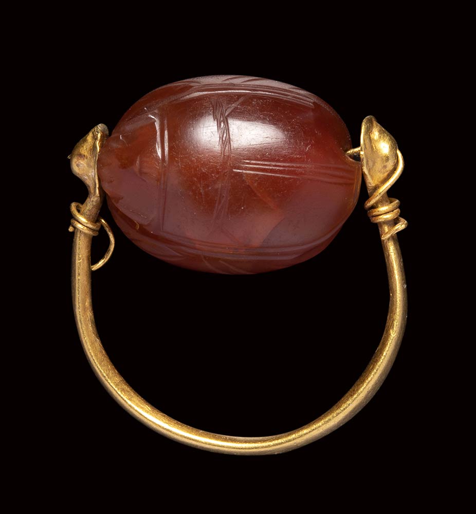 An etruscan carnelian scarab intaglio mounted on an ancient gold ring. Centaur. - Image 3 of 5