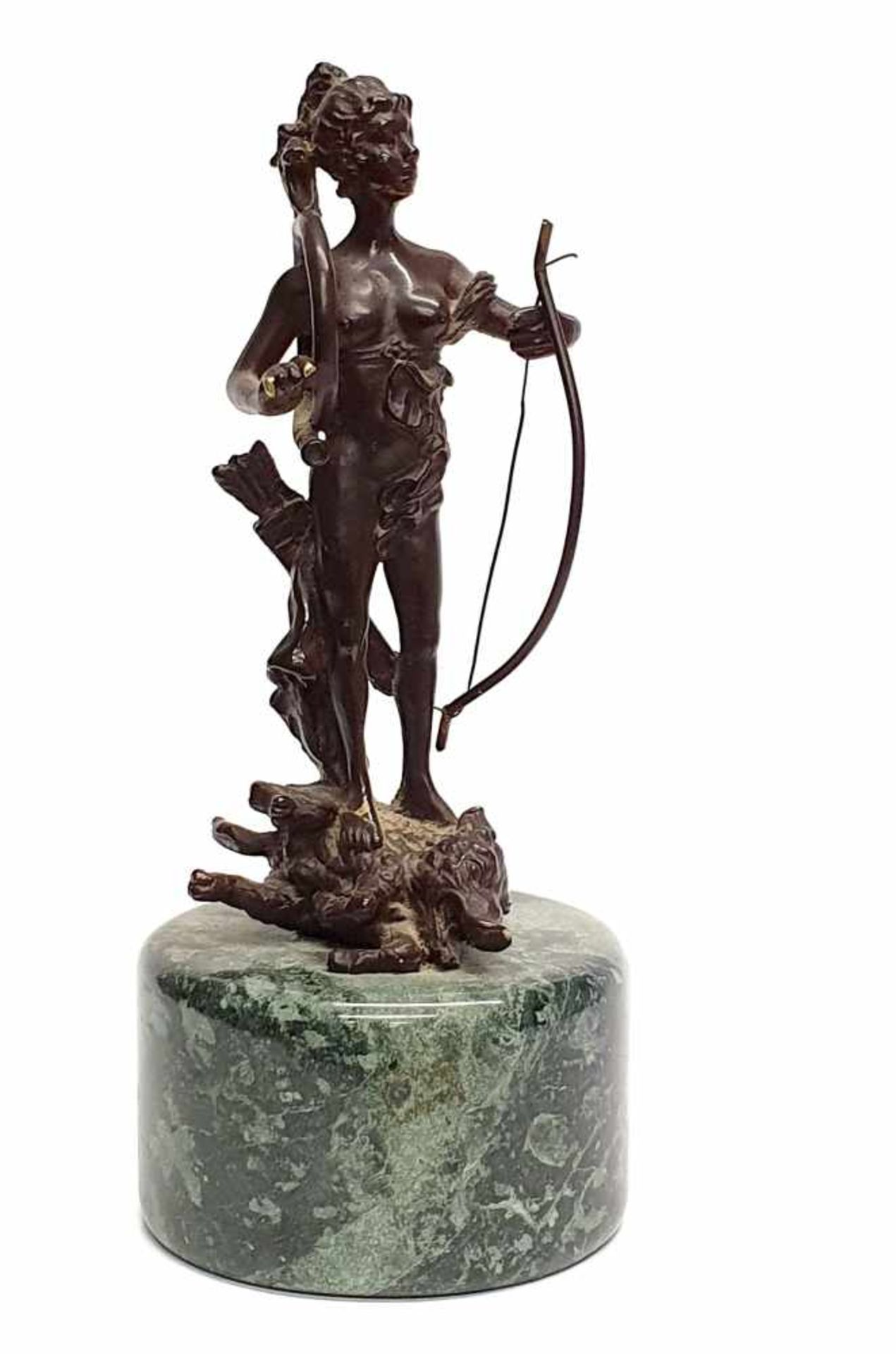 DIANE CHASSERESSEStatuette en bronze artistique à patine foncée sur une base en marbre vert