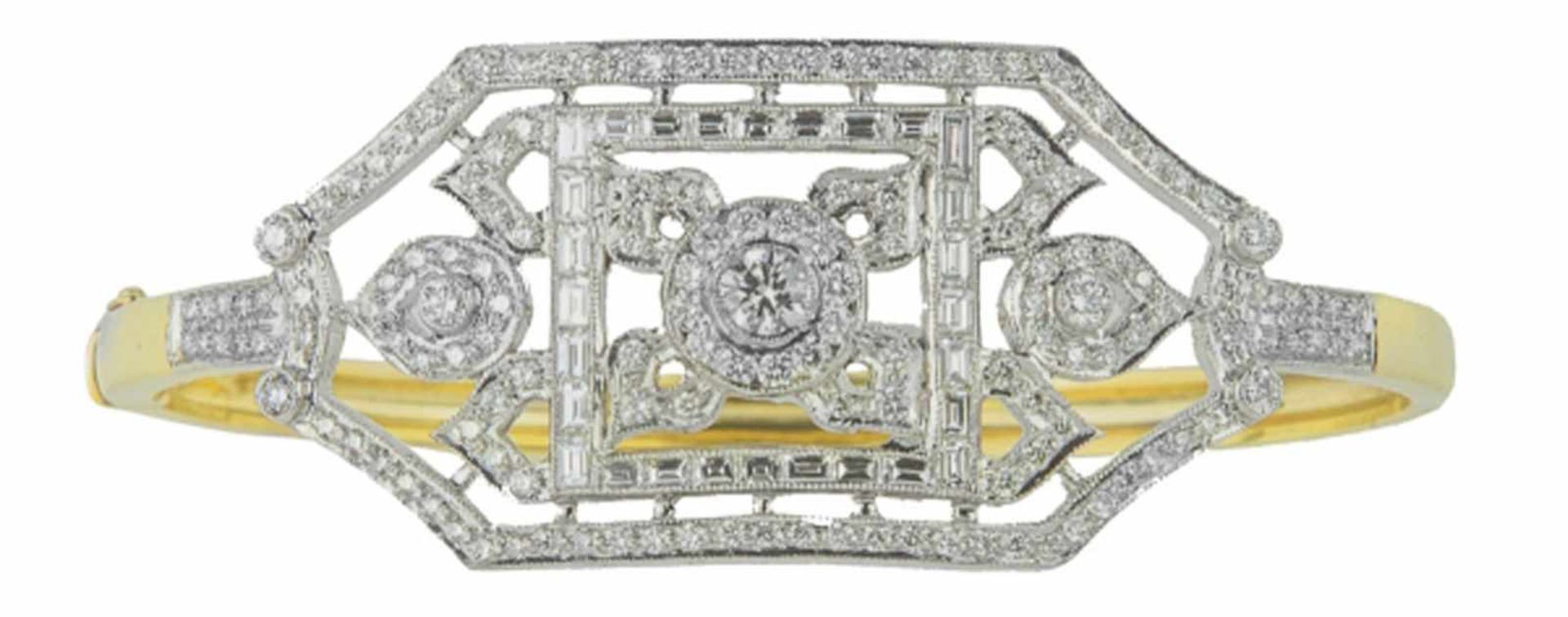 BRACELET RIGIDE OUVRANTEn or jaune et gris 18k (750) centré d'un motif floral ajouré et orn