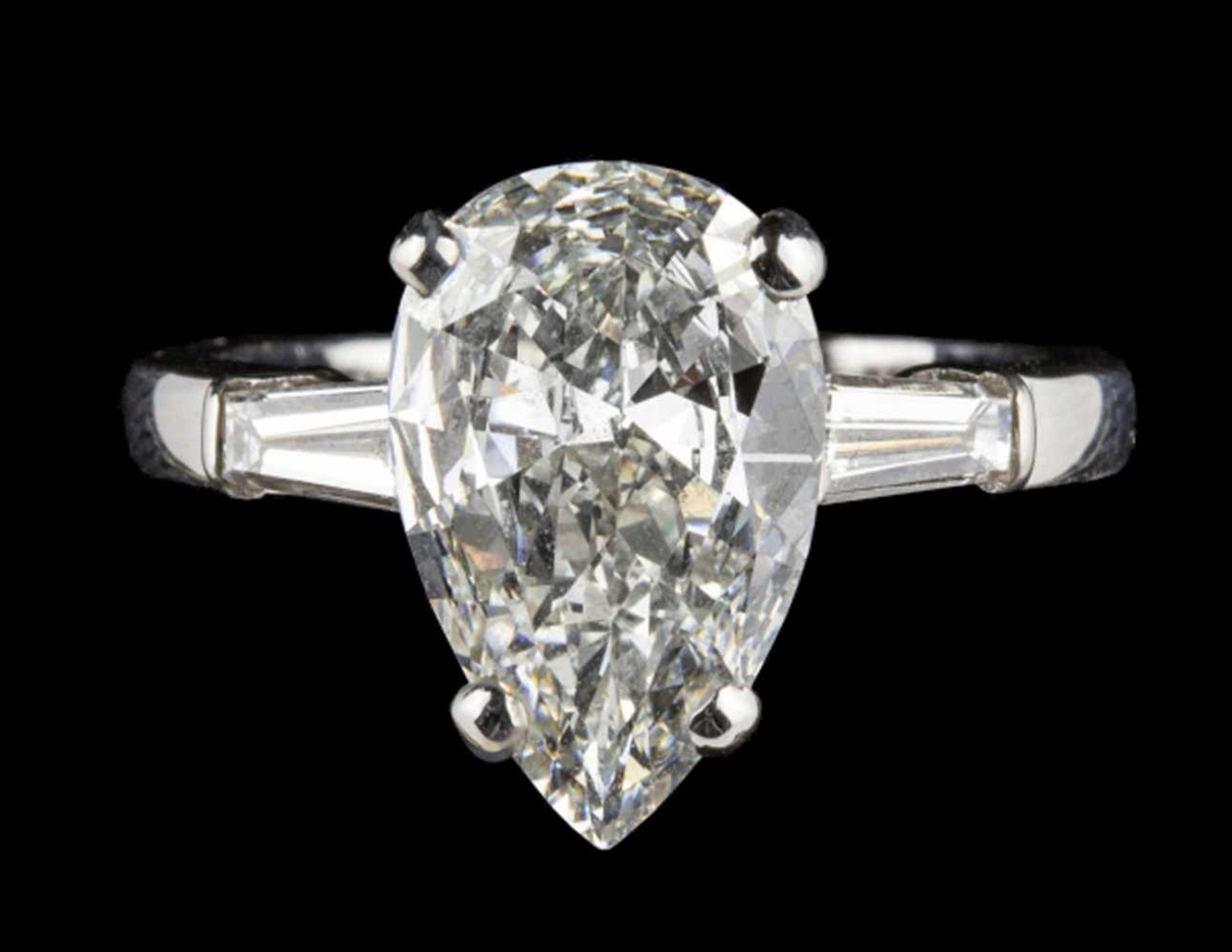 BVLGARIBague diamantEn or gris 18k (750), ornée d'un diamant taille poire d'environ 3,28 ca
