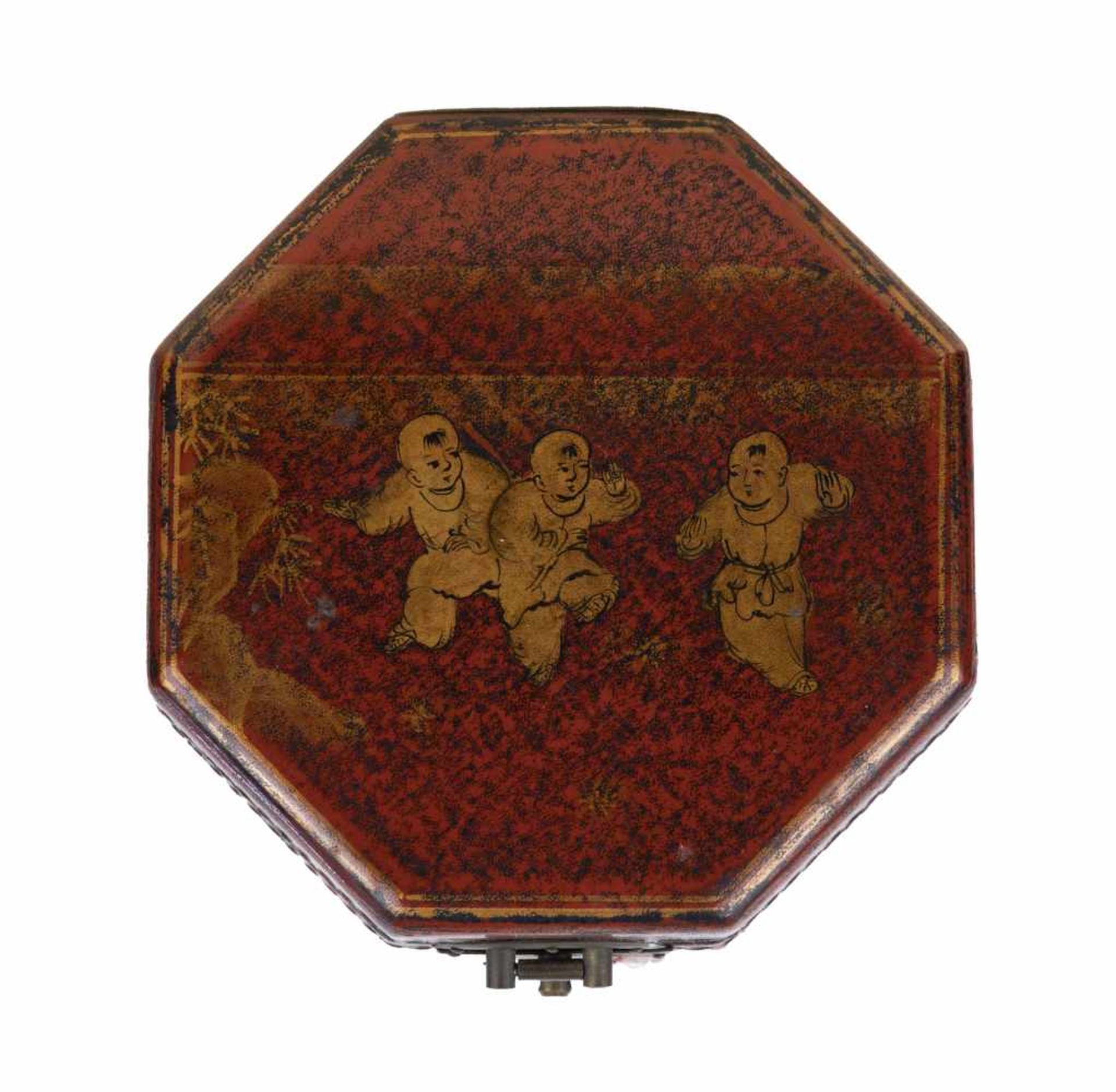 ART DE CHINE, 19ème SIECLEBoîte à théDe forme octogonale, en bois laqué au décor de trois e