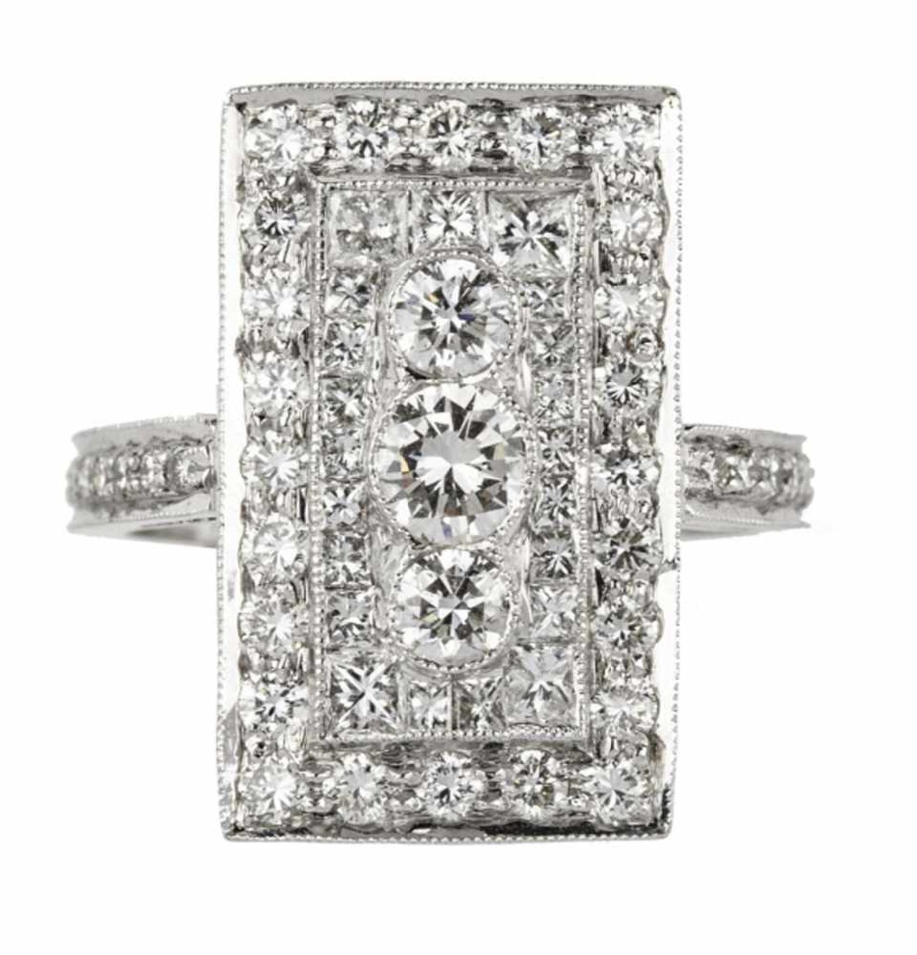 BAGUE DIAMANTEn or gris 18k (750), de forme rectangulaire, centrée de trois diamants taille