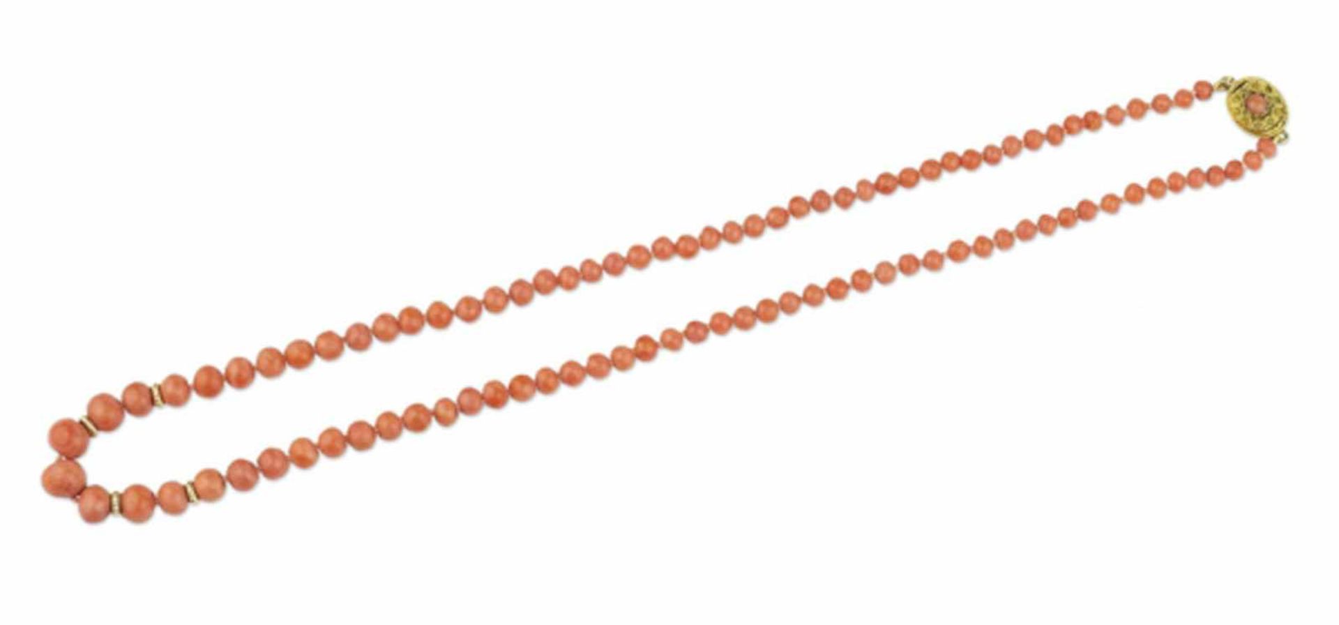 COLLIER CORAILComposé de perles de corail en dégradé, entrecoupées de trois anneaux striés