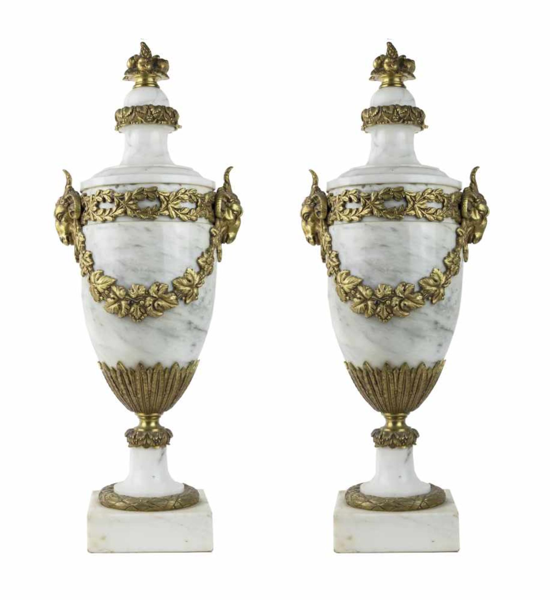 PAIRE DE GRANDS VASES, FRANCE 1900En marbre blanc et montures en bronze doré et ciselé. Tra