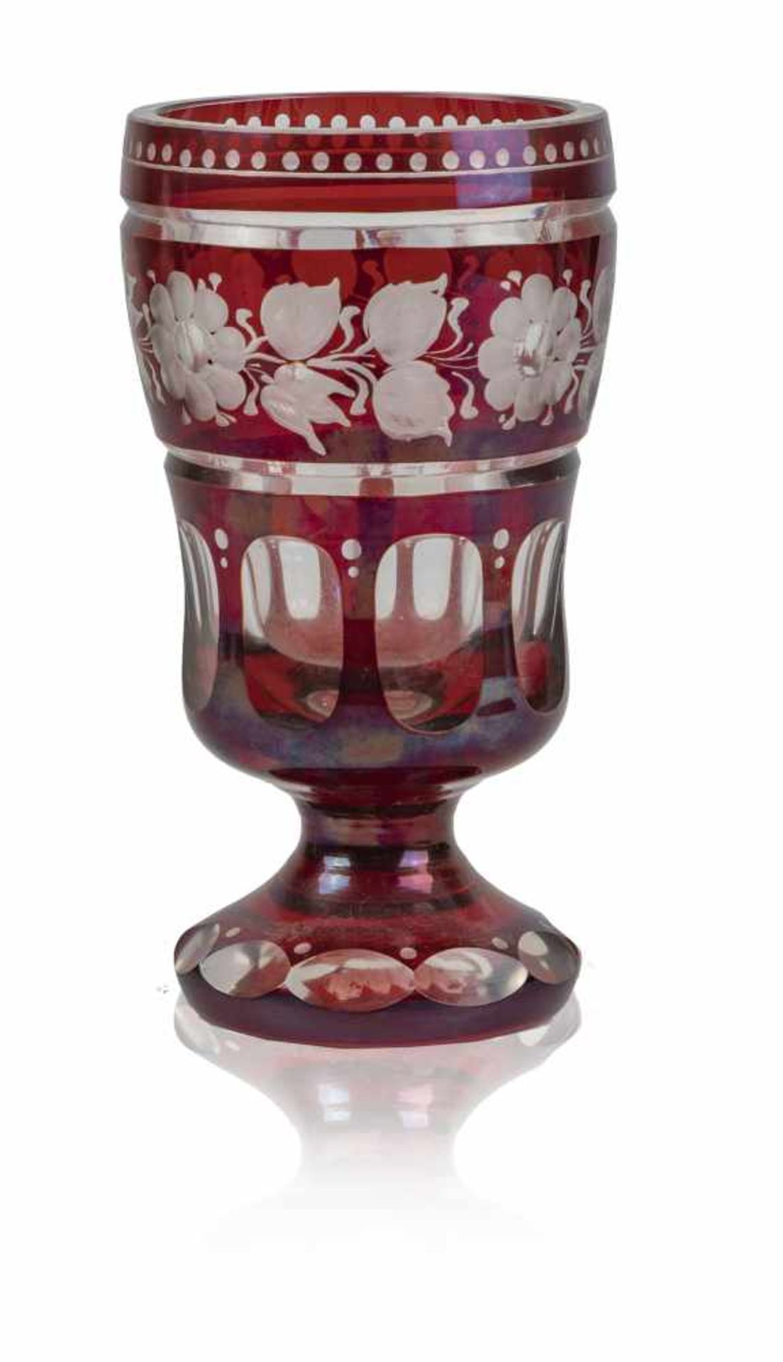 CRISTAL DE BOHÈMEEn cristal rouge taillé d'un décor floral.Dimensions : h.16 cmOFFR