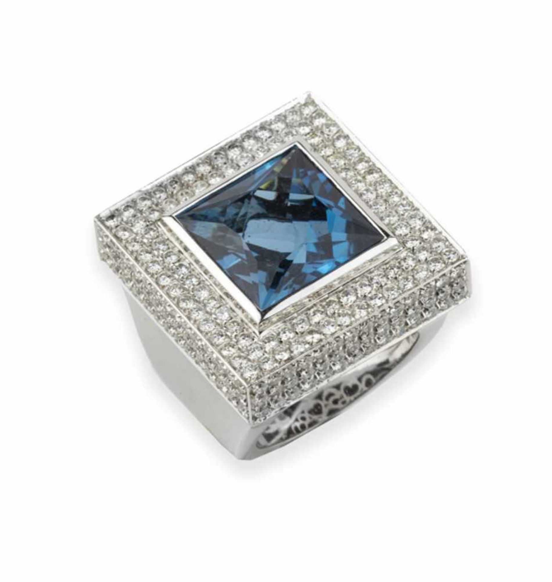 BAGUE TOPAZEEn or gris 18k (750), sertie d'une topaze bleue carrée dans un encadrement de d