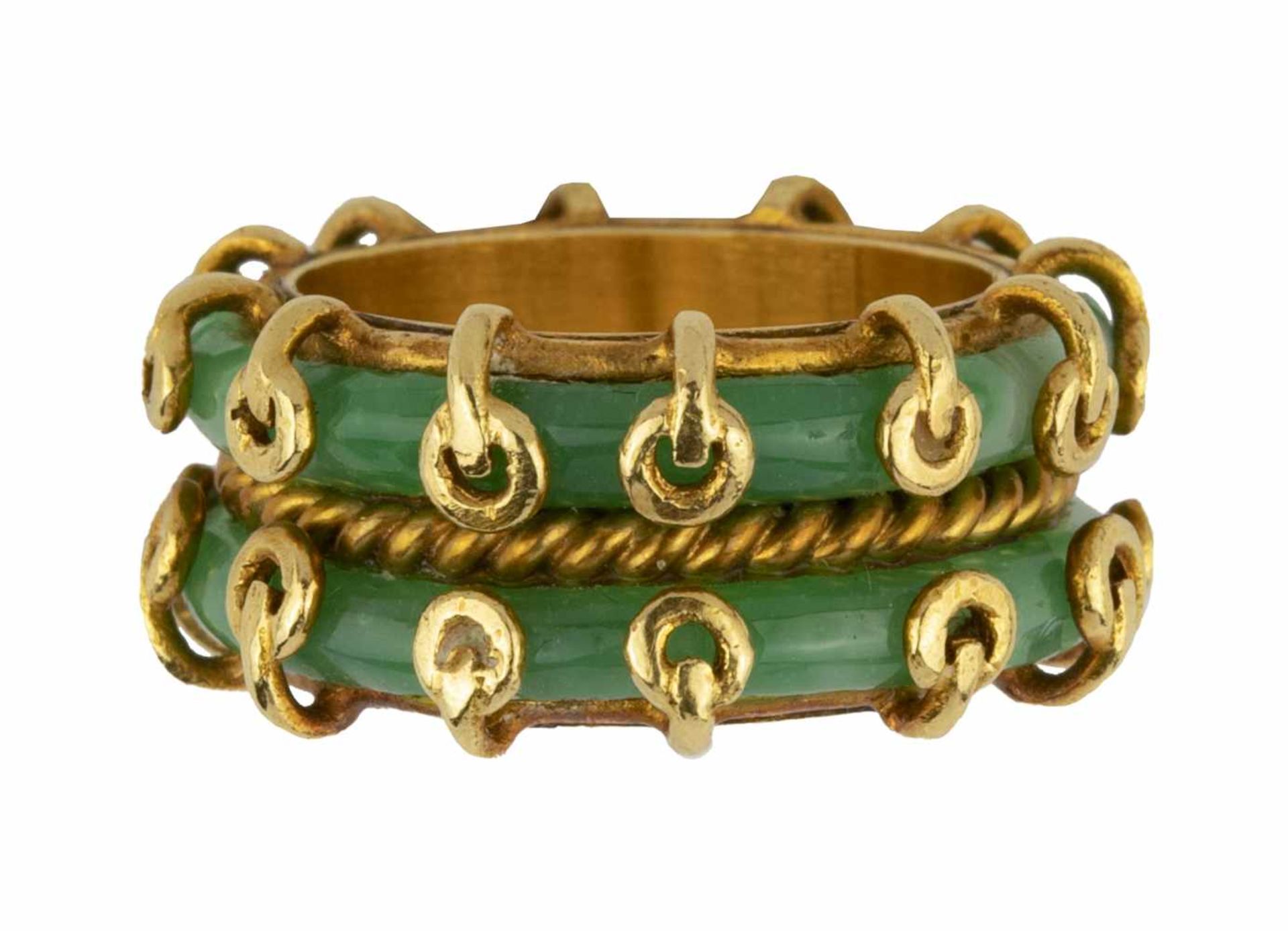 BAGUEEn or jaune 18k (750), formée de deux anneaux de jade vert liés par une chaîne tressée