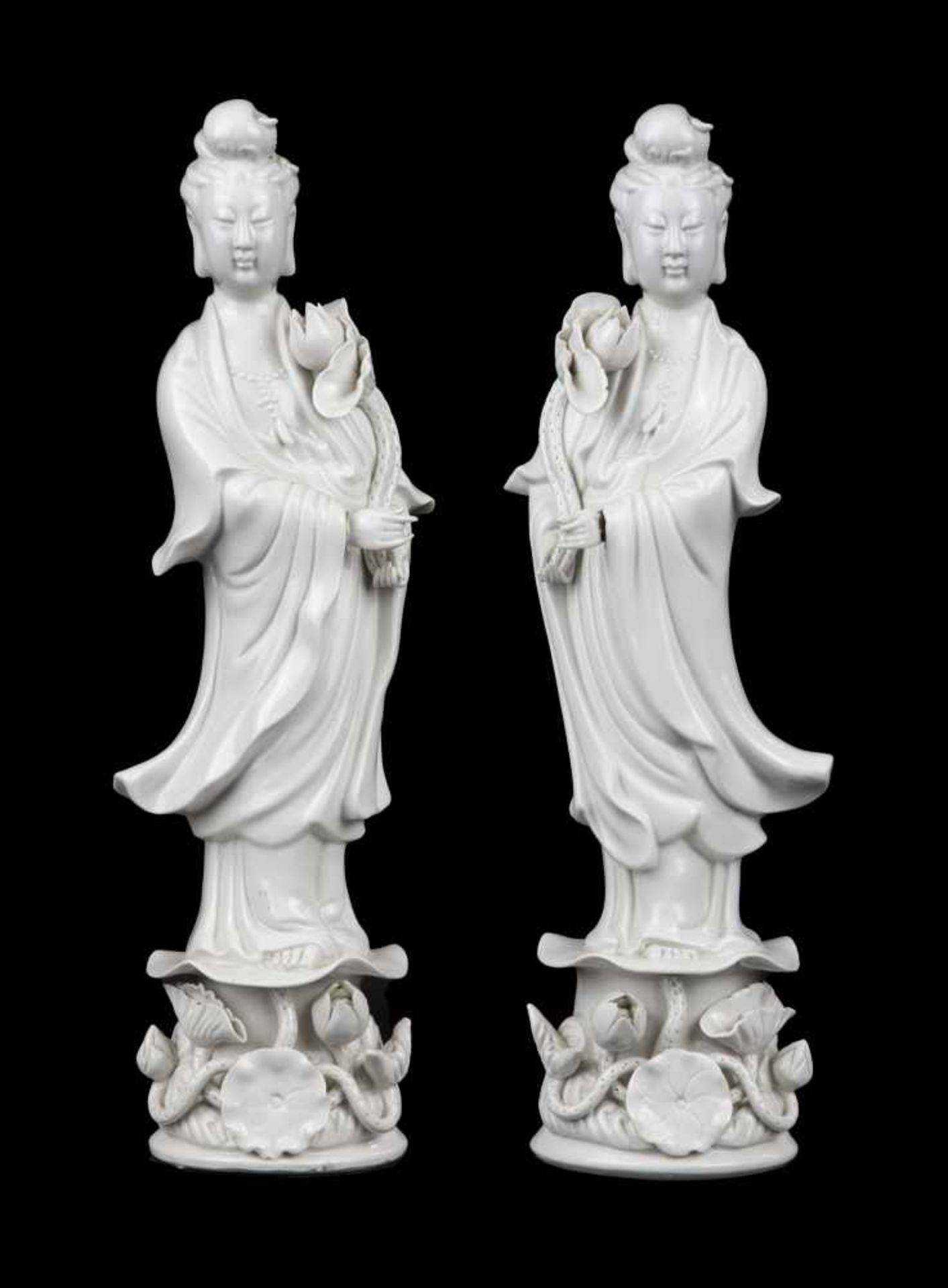 CHINE, 19ème SIECLEPaire de statuettesEn porcelaine blanc de Chine, représentées debout ten