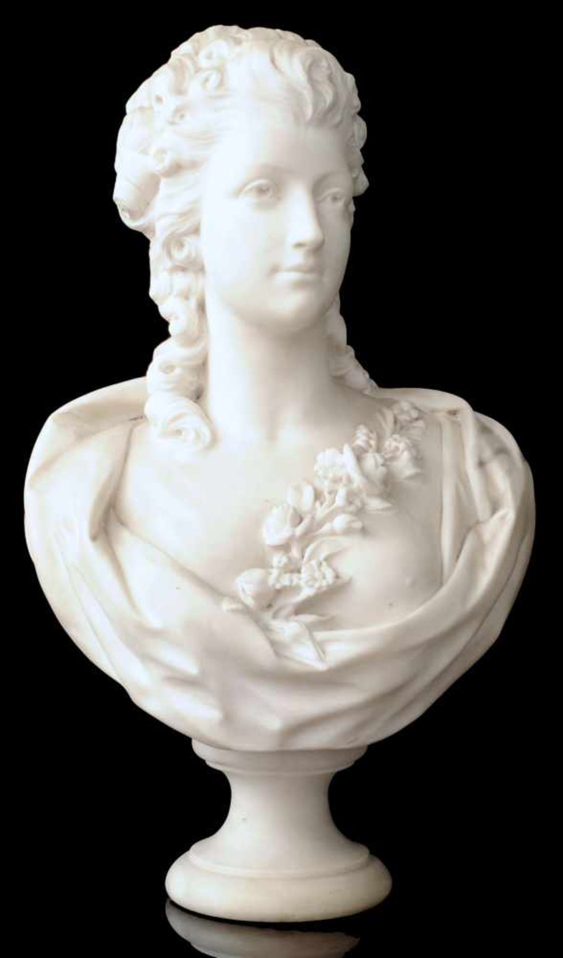 ECOLE FRANCAISE 19ème SIECLEElégante aux fleursSculpture en marbre blanc de Carrare figuran