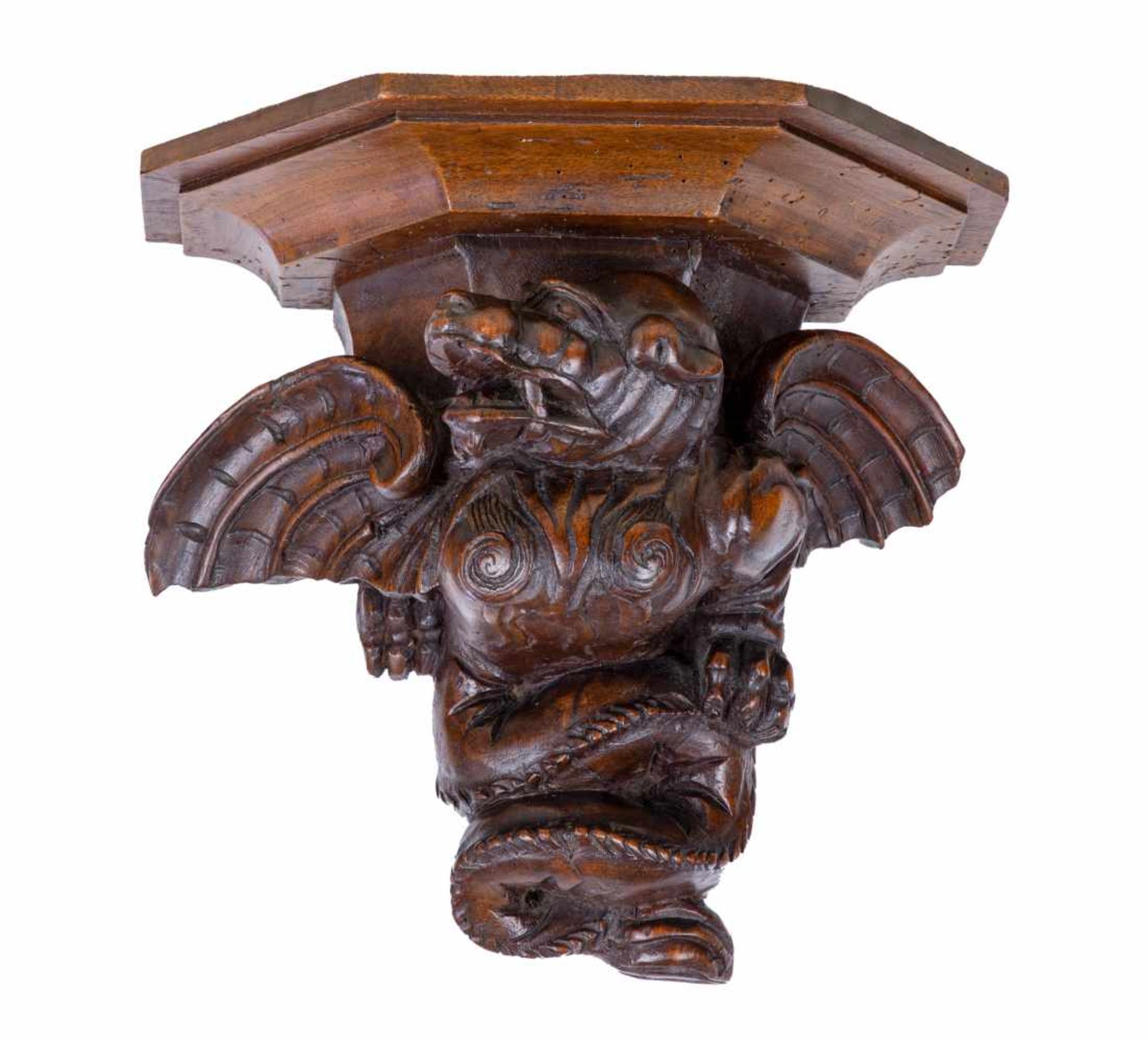 ITALIE 17-18ème SIECLEConsole d'appliqueEn bois de noyer sculpté, figurant une chimère supp