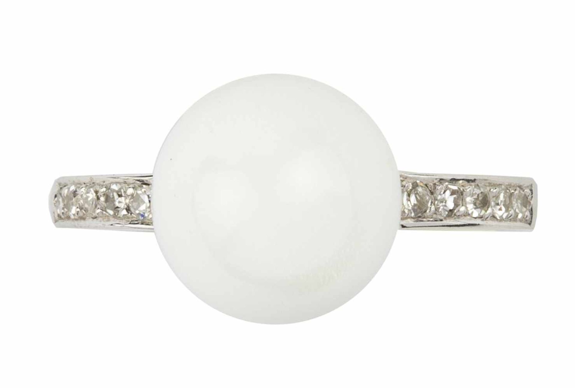 BAGUE PERLEEn or gris 18k (750) serti d'une perle bouton blanche naturelle porcelanée et ép