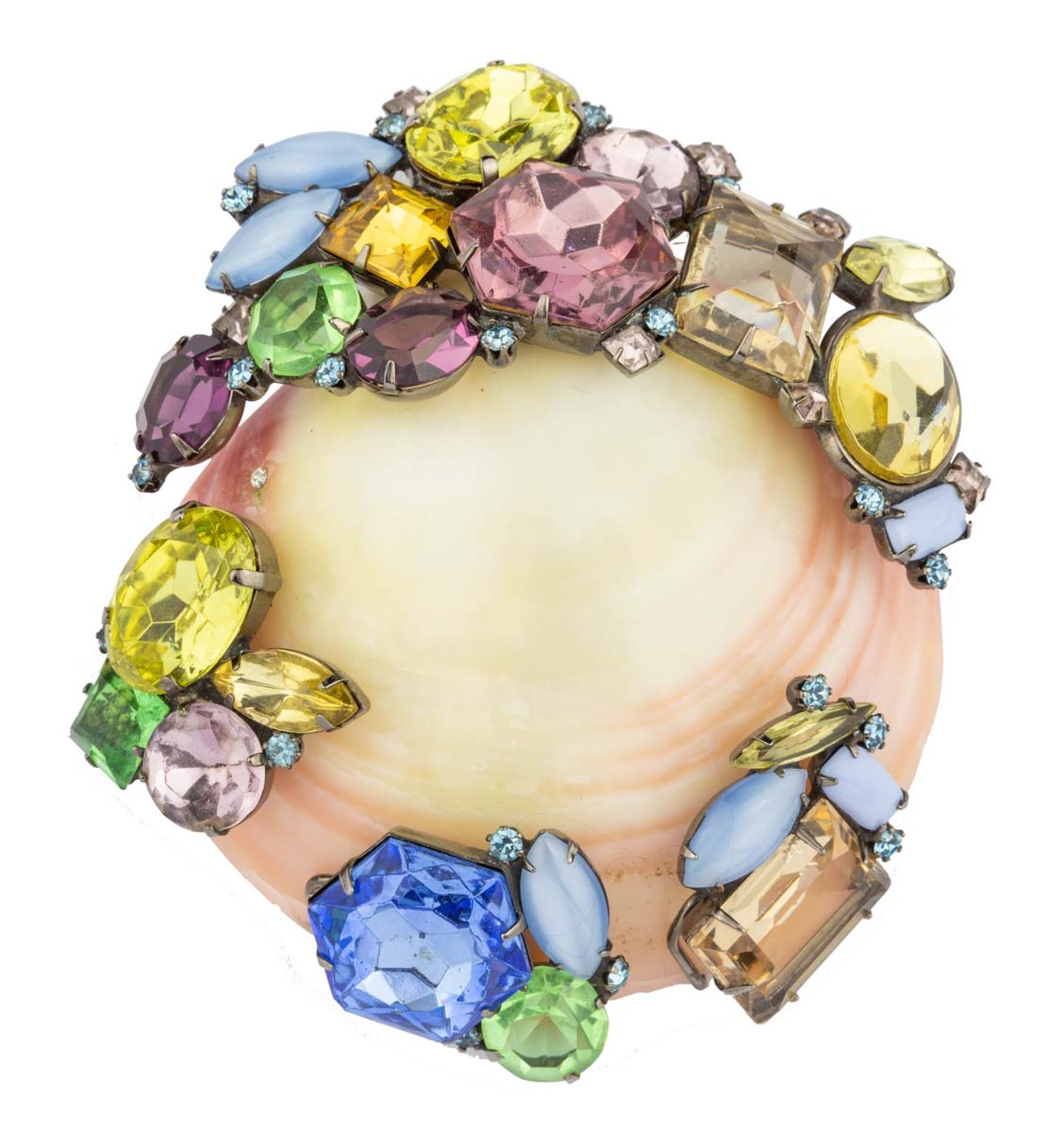 LAURENCE VRBAImportante brocheStylisée d'un coquillage orné de verre multicolore et de pierres de