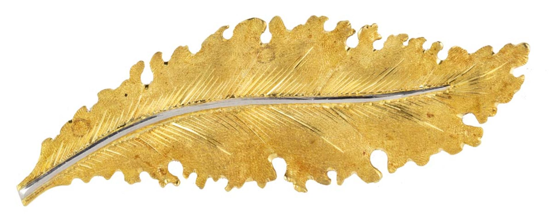MARIO BUCCELLATIBroche clipEn or jaune et gris 18k (750) sablé, stylisée d'une feuille de chêne.