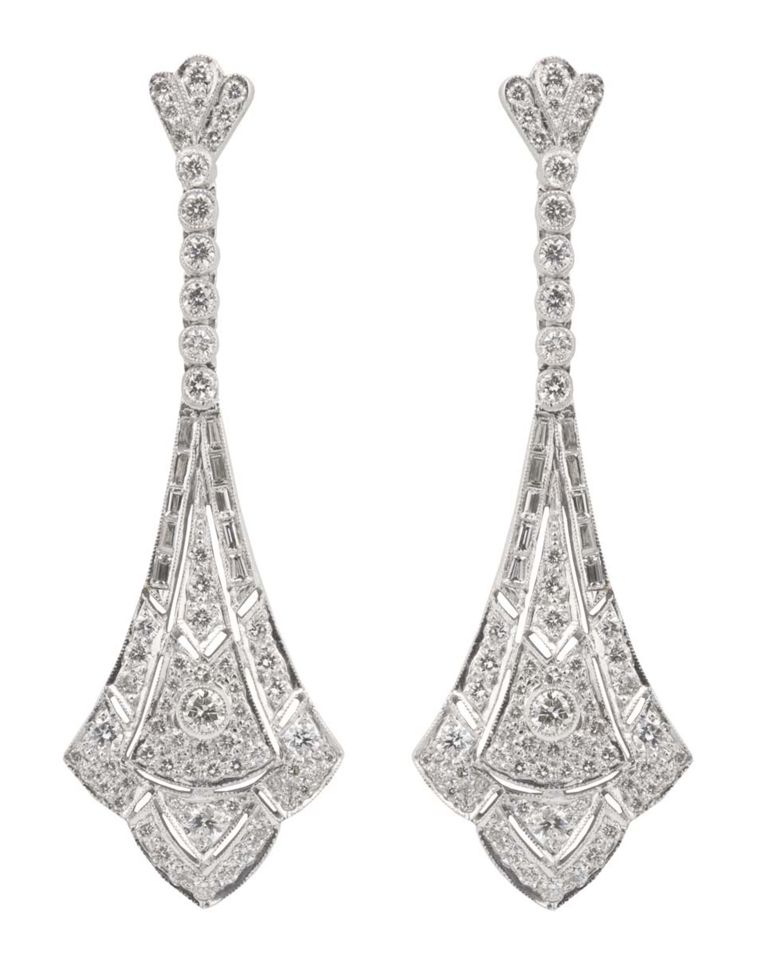 PAIRE DE PENDANTS D'OREILLESEn or gris 18k (750), stylisés de palmettes serties d'une ligne de