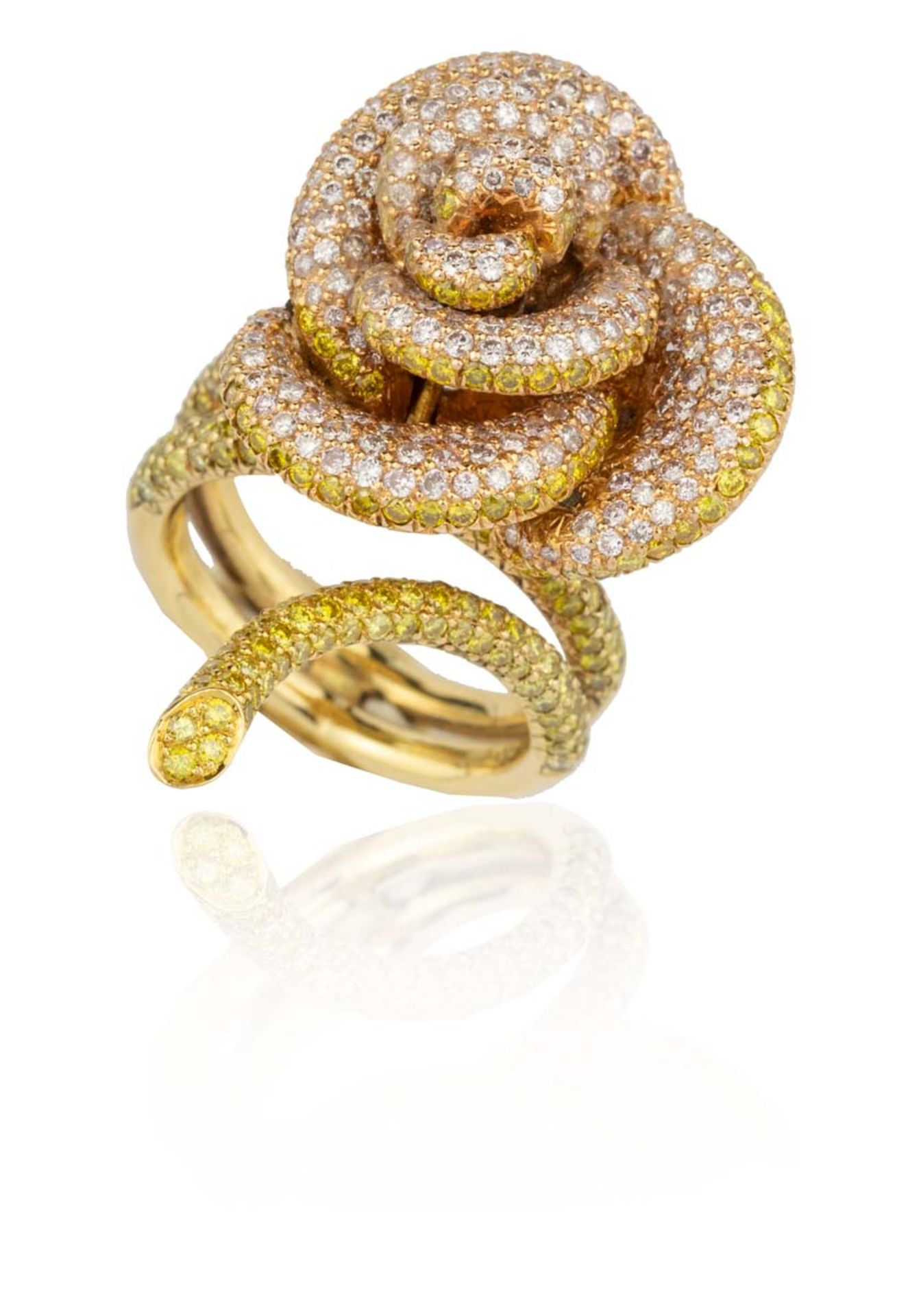 BAGUE FLEUREn or jaune 18k (750), les pétales pavés de diamants fancy rose clair, le tour de doigt