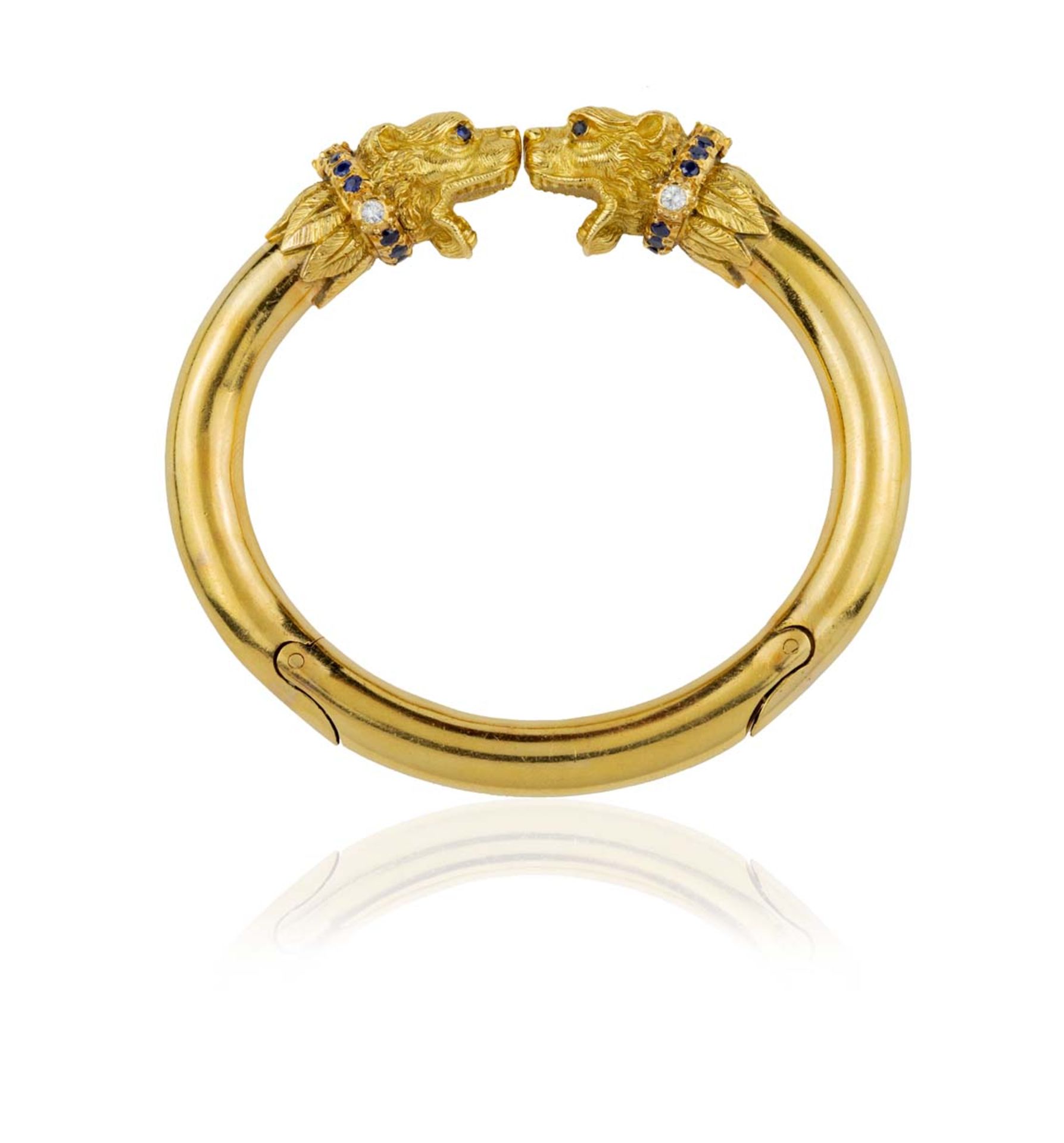 BRACELET JONC OUVRANTEn or jaune 18k (750) lisse, de style Lalaounis et finissant par deux têtes