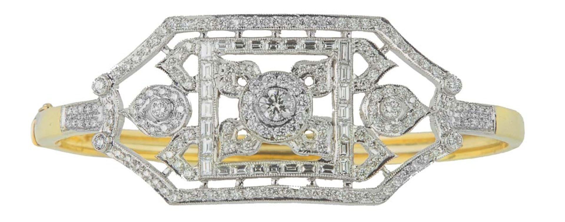 BRACELET RIGIDE OUVRANTEn or jaune et gris 18k (750) centré d'un motif floral ajouré et orné de