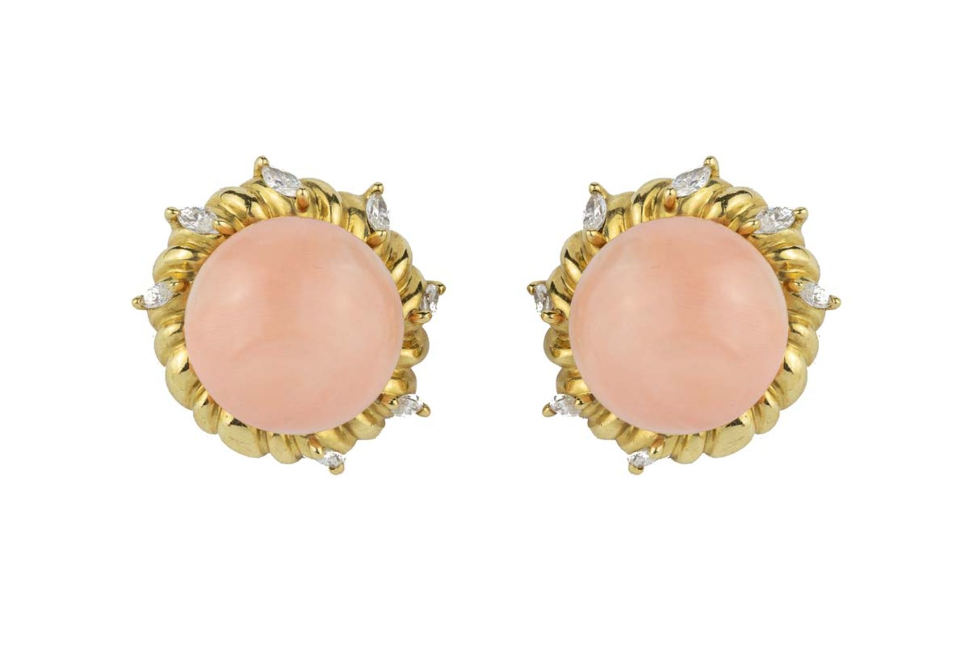 PAIRE DE CLIPS D'OREILLESEn or jaune 18k (750), ornés d'un corail cabochon peau d'ange dans un