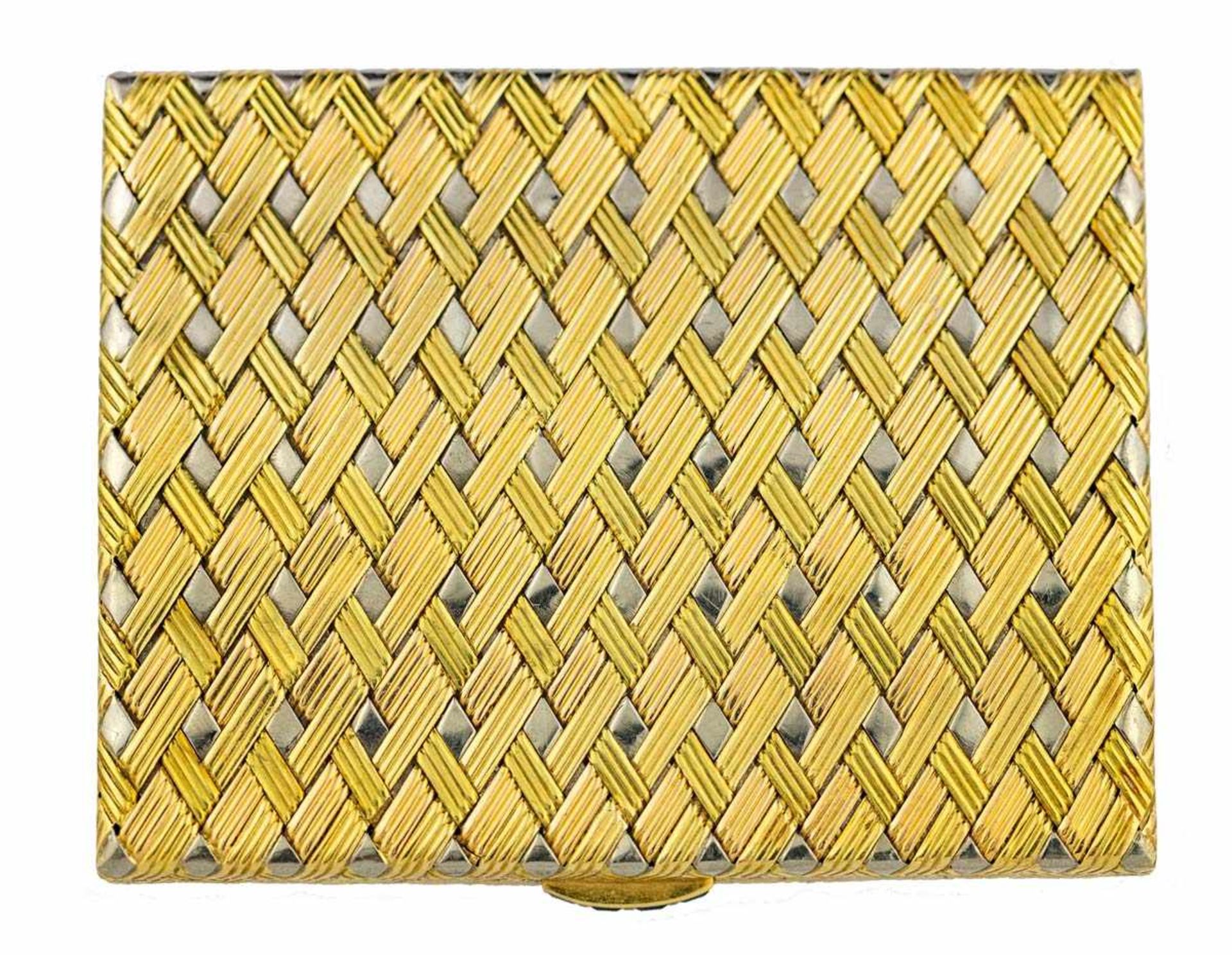 CHAUMET PARISPoudrierEn or jaune et gris 18k (750), au décor de passementerie, le fermoir serti de 4