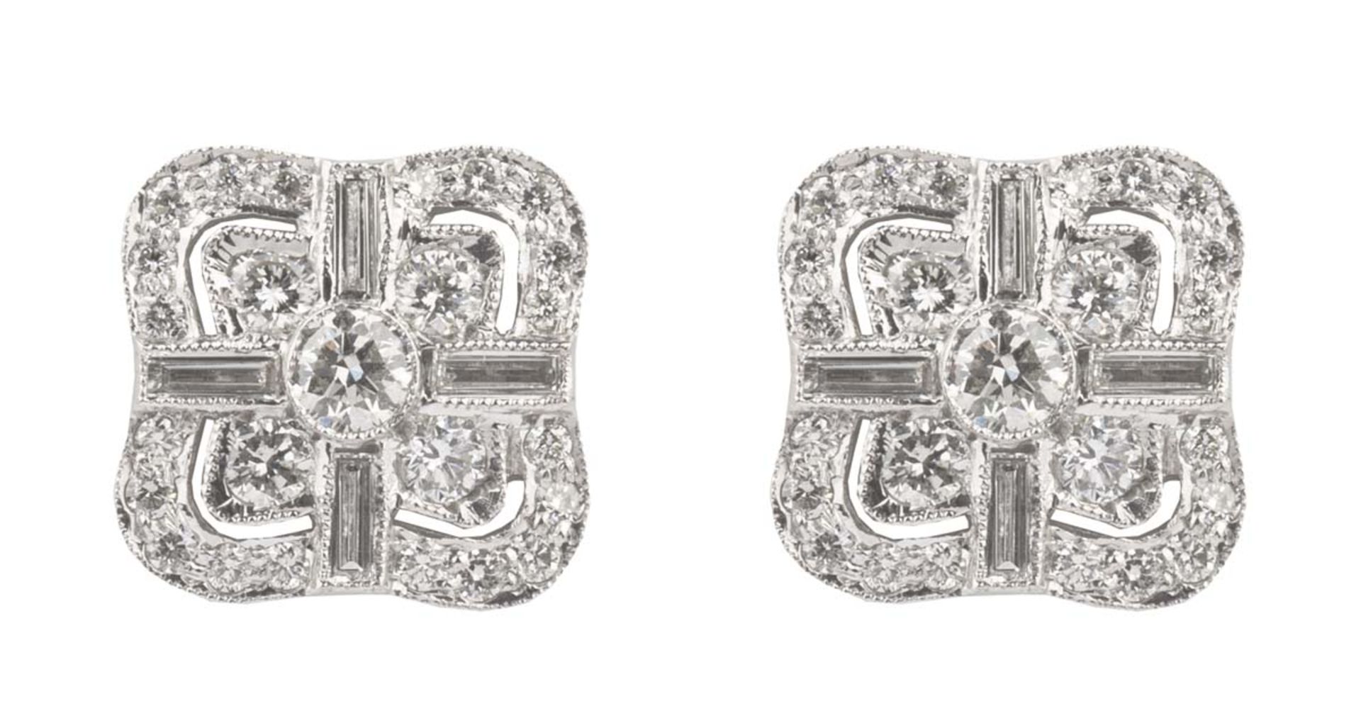 PAIRE DE PUCES D'OREILLESEn or gris 18k (750), stylisées d'un trèfle serti de diamants taille