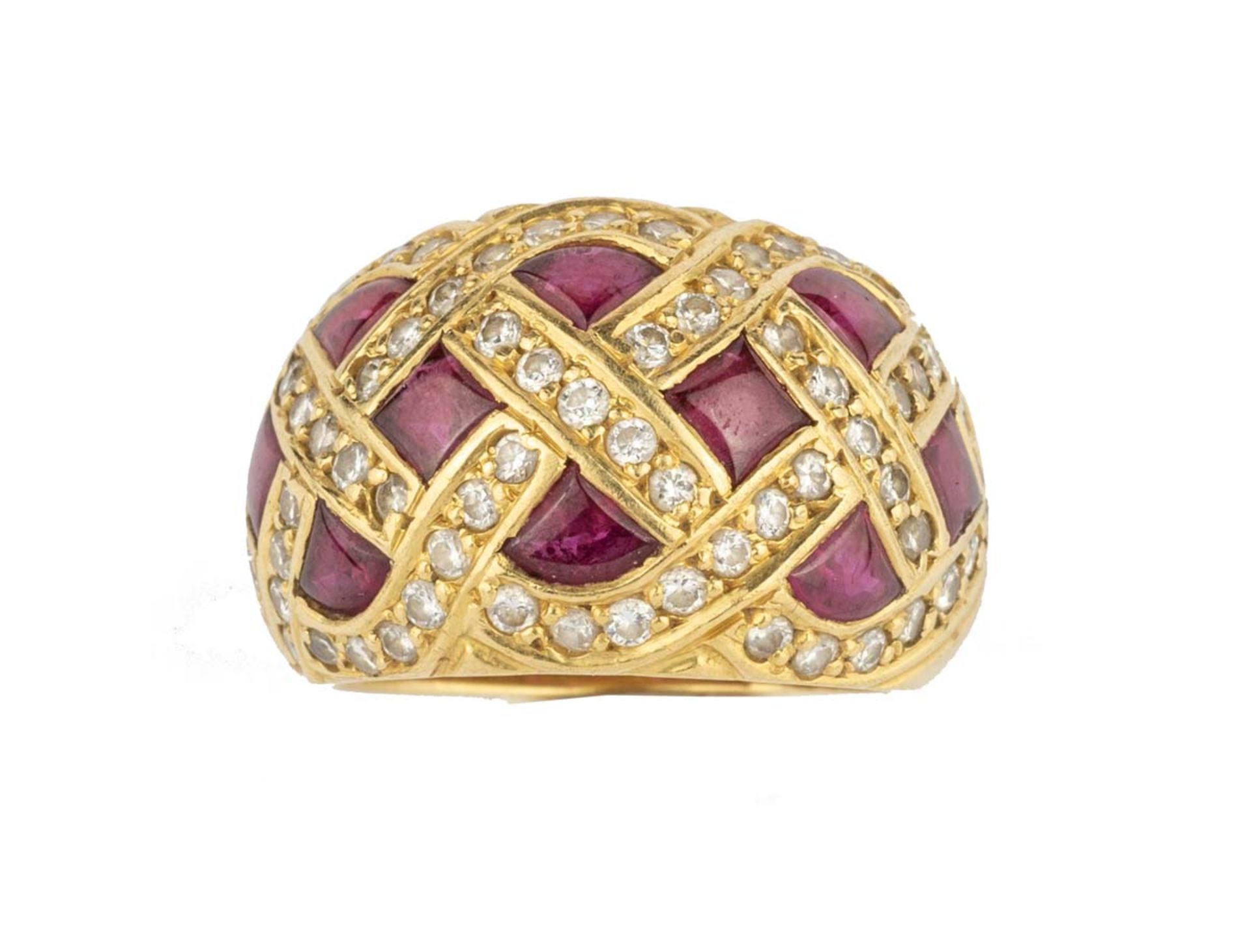 BAGUEEn or jaune 18k (750), stylisée de croisillons sertis de rubis et pavés de diamants.Poids