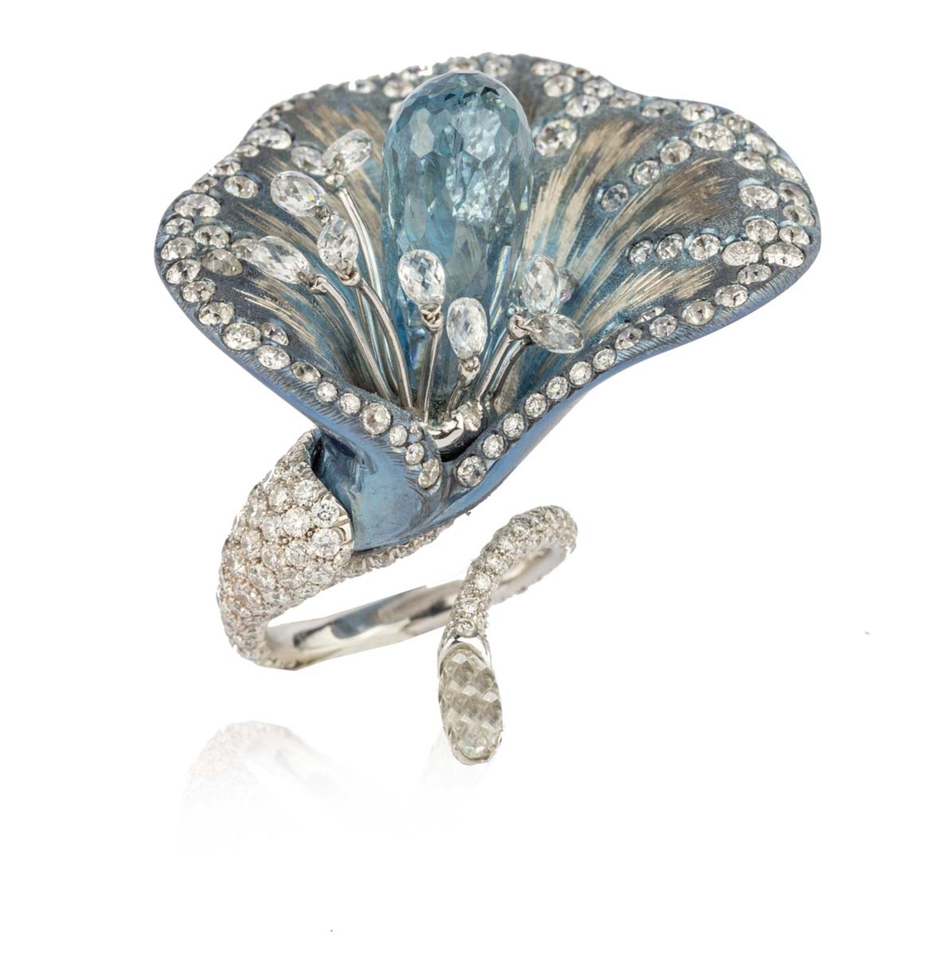 BELLE BAGUE ORCHIDEEEn titane et or gris 18k (750) stylisée d'une d'orchidée, la feuille striée,