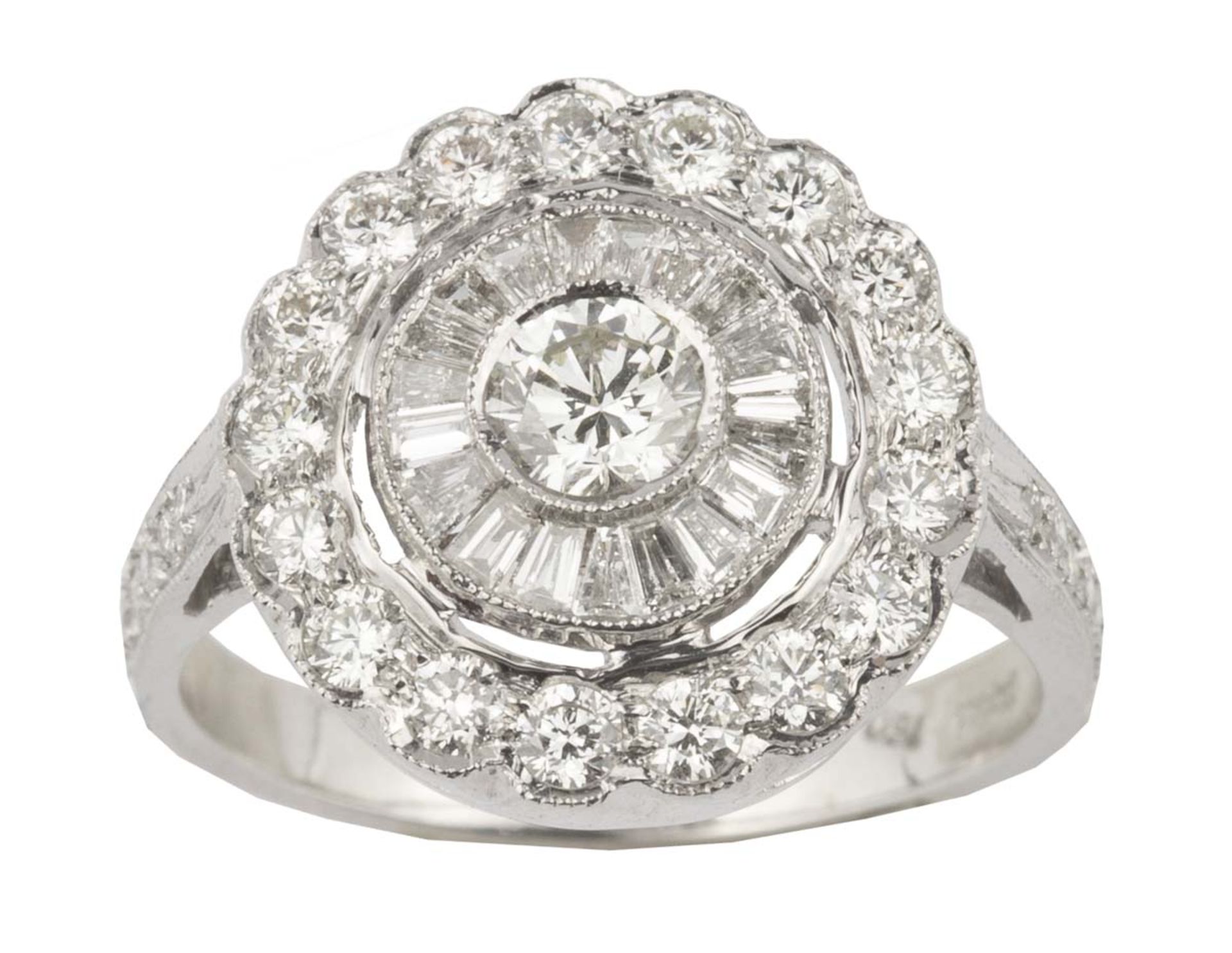 BAGUE MARGUERITEEn or gris 18k (750), centrée d'un diamant serti clos dans un entourage de