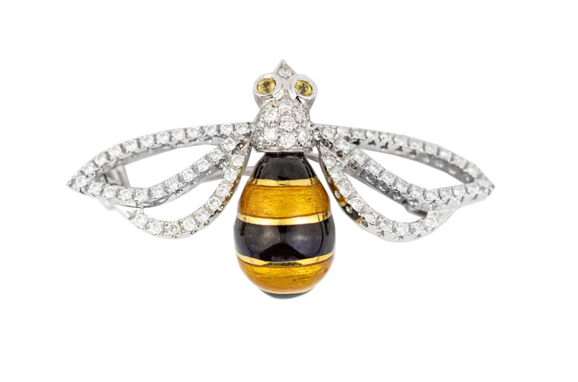 BROCHE ABEILLEEn or gris 18k (750), le corps émaillé noir et jaune, les ailes et la tête serties