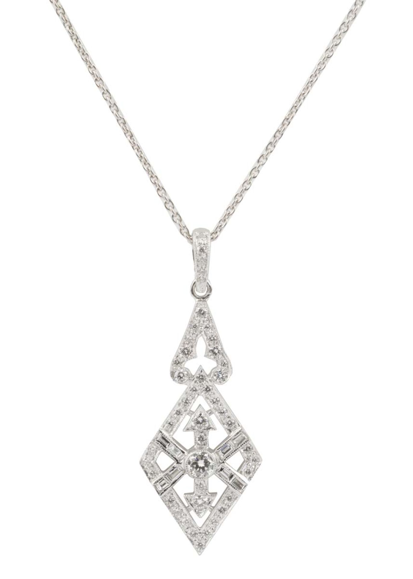 PENDENTIFEn or gris 18k (750), stylisé d'un losange centré d'un diamant taille brillant serti clos
