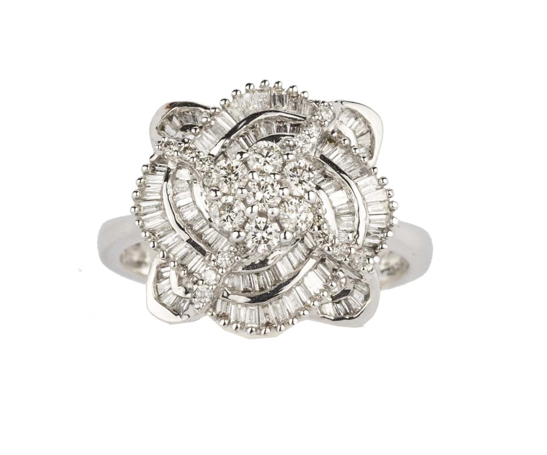 BAGUE FLEUREn or gris 18k (750), stylisée d'une fleur sertie de diamants taille baguette, le