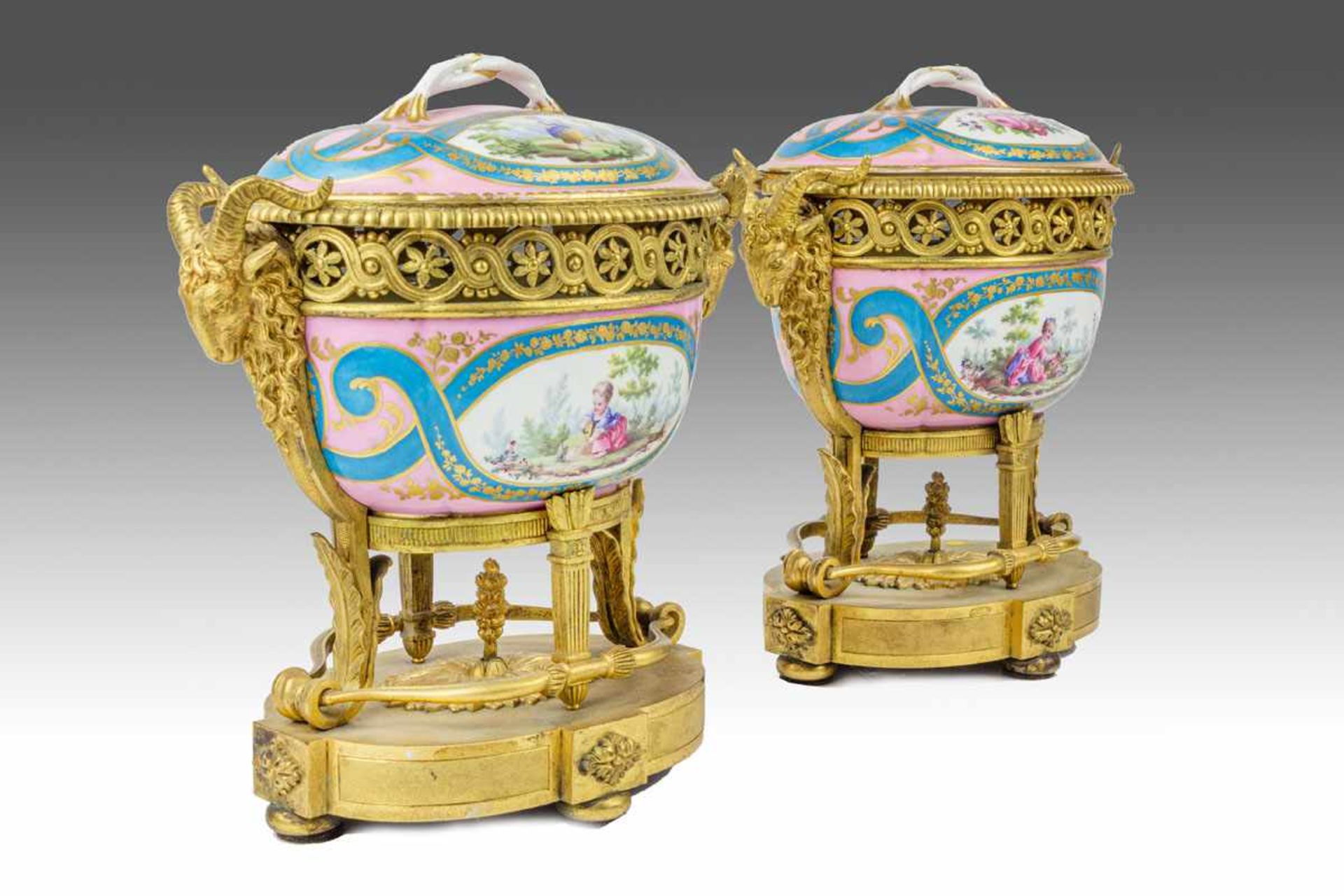 MANUFACTURE DE SEVRES, 1769Paire de coupes couvertesEn porcelaine au décor de scènes galantes dans - Bild 2 aus 3