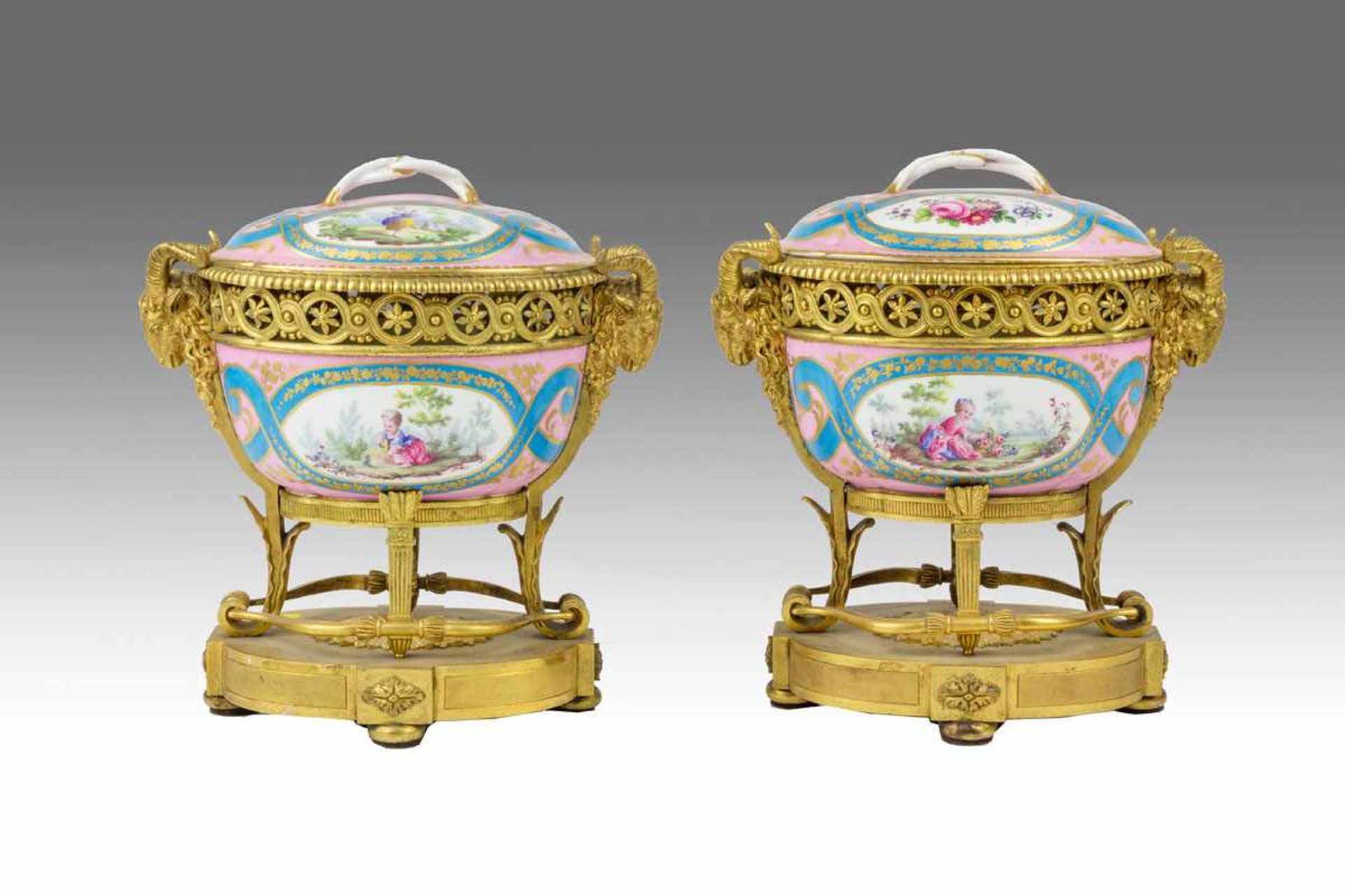 MANUFACTURE DE SEVRES, 1769Paire de coupes couvertesEn porcelaine au décor de scènes galantes dans