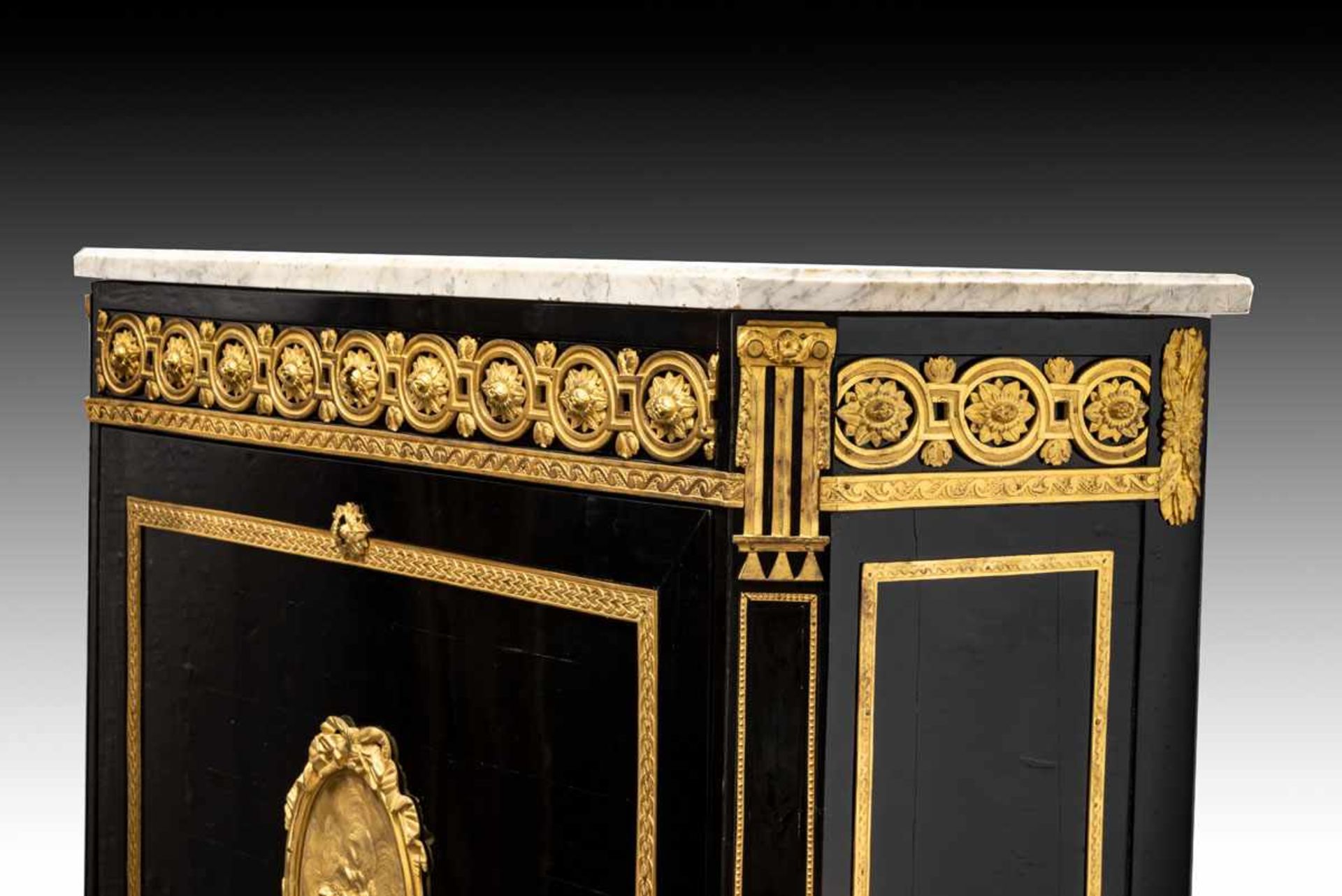 ELEGANT SECRETAIRE D’EPQOUE LOUIS XVIFrance, d'époque 18ème siècleEn bois laqué noir façon ébène, - Bild 3 aus 4