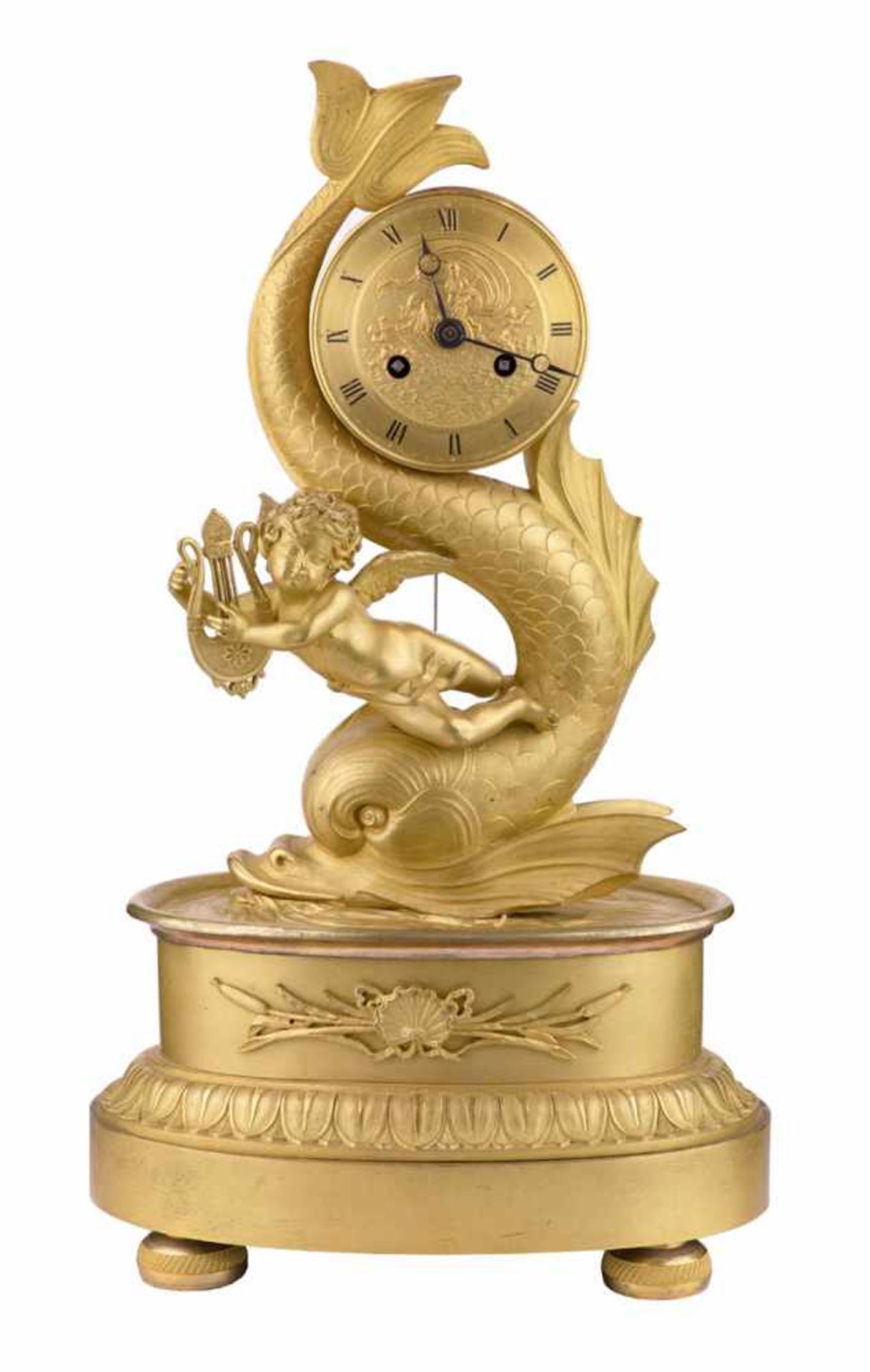 ECOLE FRANCAISE D'EPOQUE CHARLES XElégante pendule au dauphinEn bronze doré, figurant un dauphin