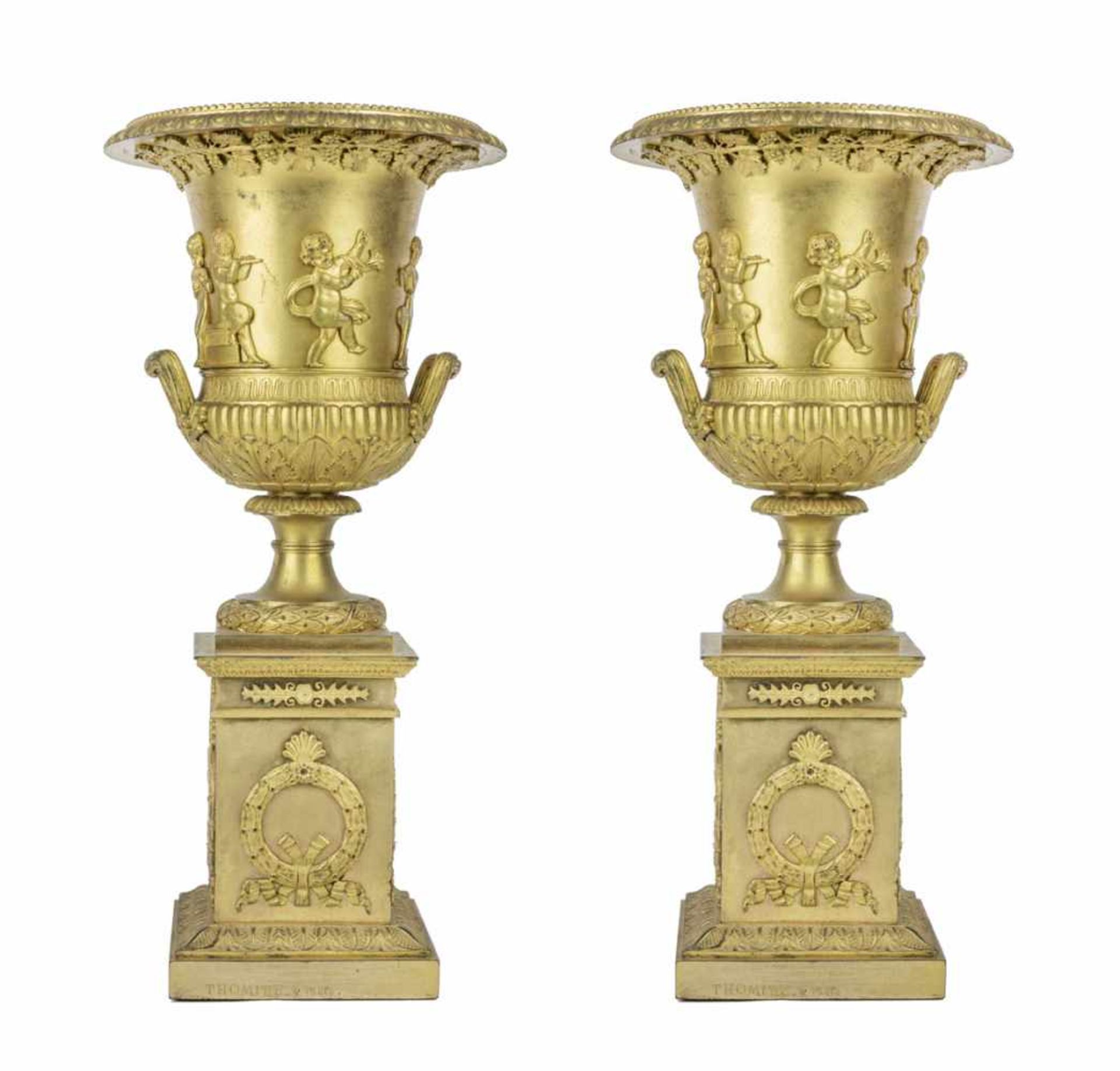 PIERRE PHILIPPE THOMIRE (1751-1843)Paire de vases Médicis sur piédestalEn bronze doré, au décor