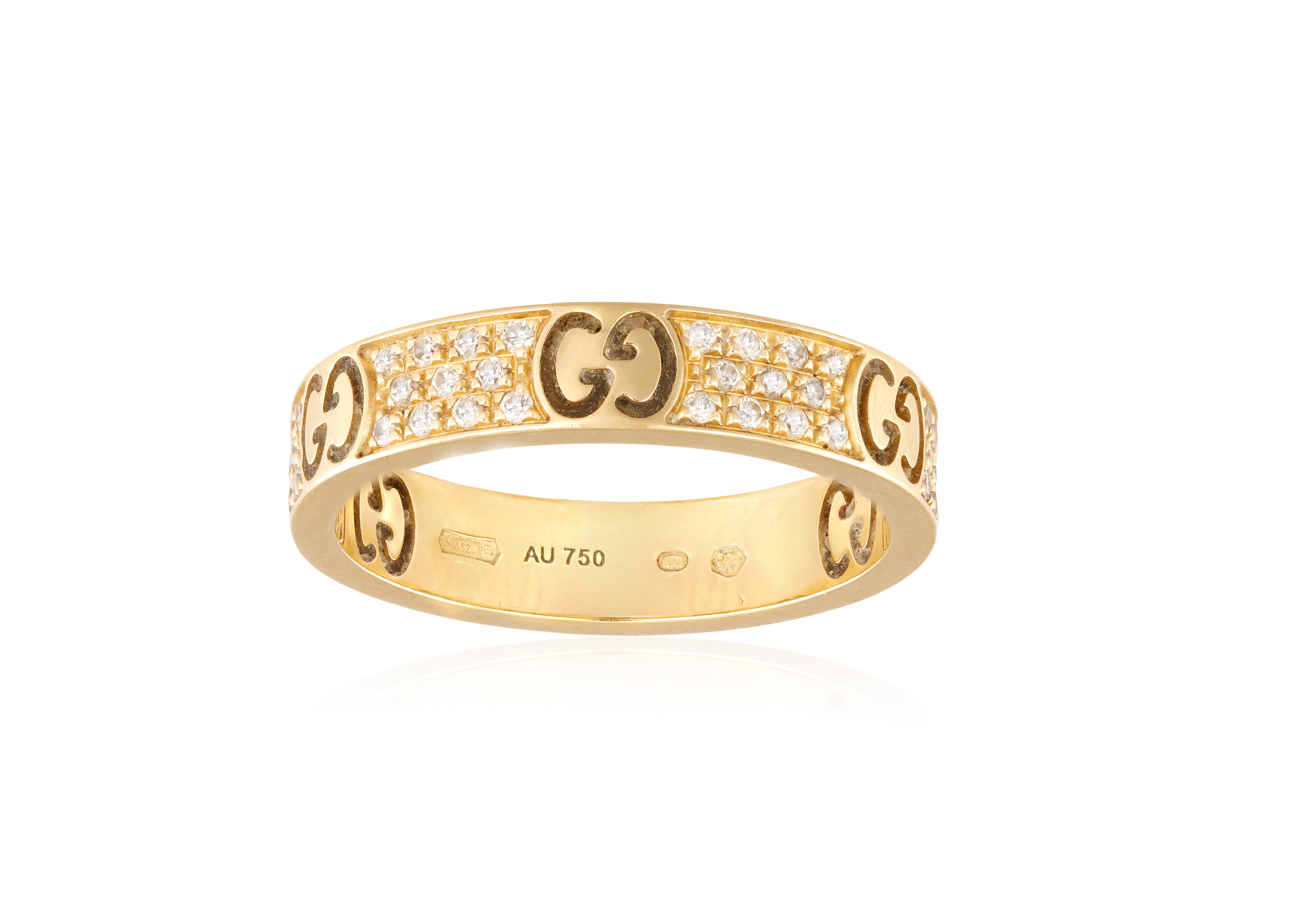 A GOLD AND DIAMOND RING BY GUCCI, the band engraved with 'Gucci' alternated with brilliant-cut