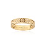 A GOLD AND DIAMOND RING BY GUCCI, the band engraved with 'Gucci' alternated with brilliant-cut