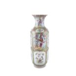 A 19TH CENTURY CHINESE PORCELAIN FAMILLE VERTE BALUSTER VASE, decorated with figures in garden