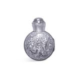 A VICTORIAN SILVER CASED SCENT BOTTLE, with split opening containing green glass bottle and stopper,